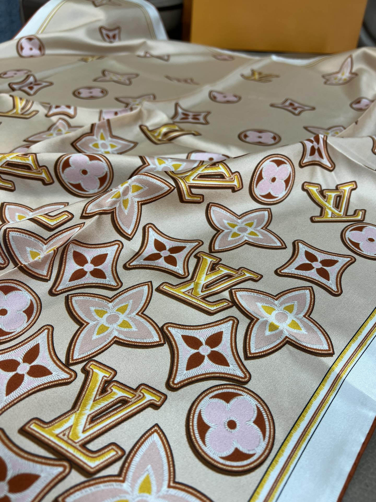 [TOP] Louis Vuitton LV Monogram Cascade Scarf