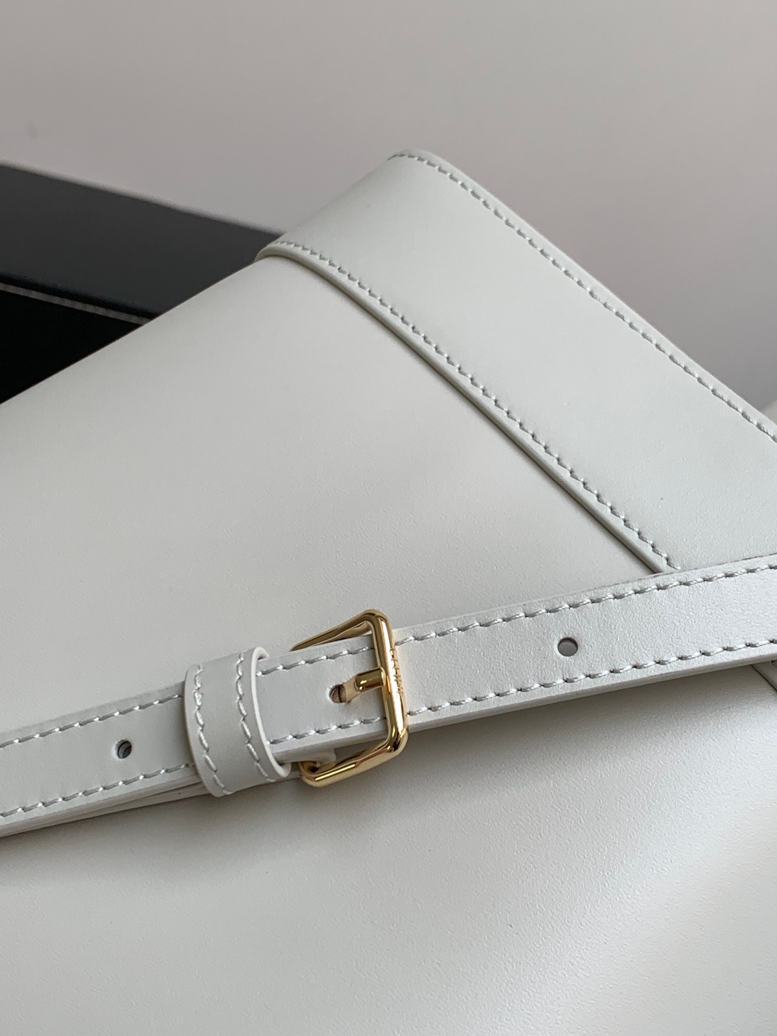 [TOP] CELINE Cuir Triomphe Handbag 22 X 24X 13cm -  White