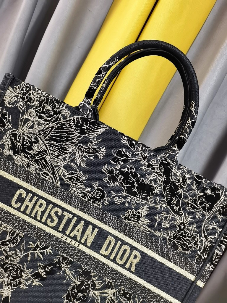 [TOP] Christian Dior Book Tote Christian Dior Jardin D'Hiver Embroidered Lagre 42cm - Black & Gold Thread