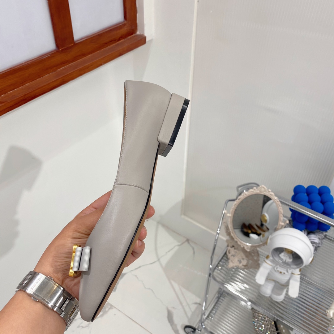 [TOP] CELINE Cowhide Flat - Gray - Cline