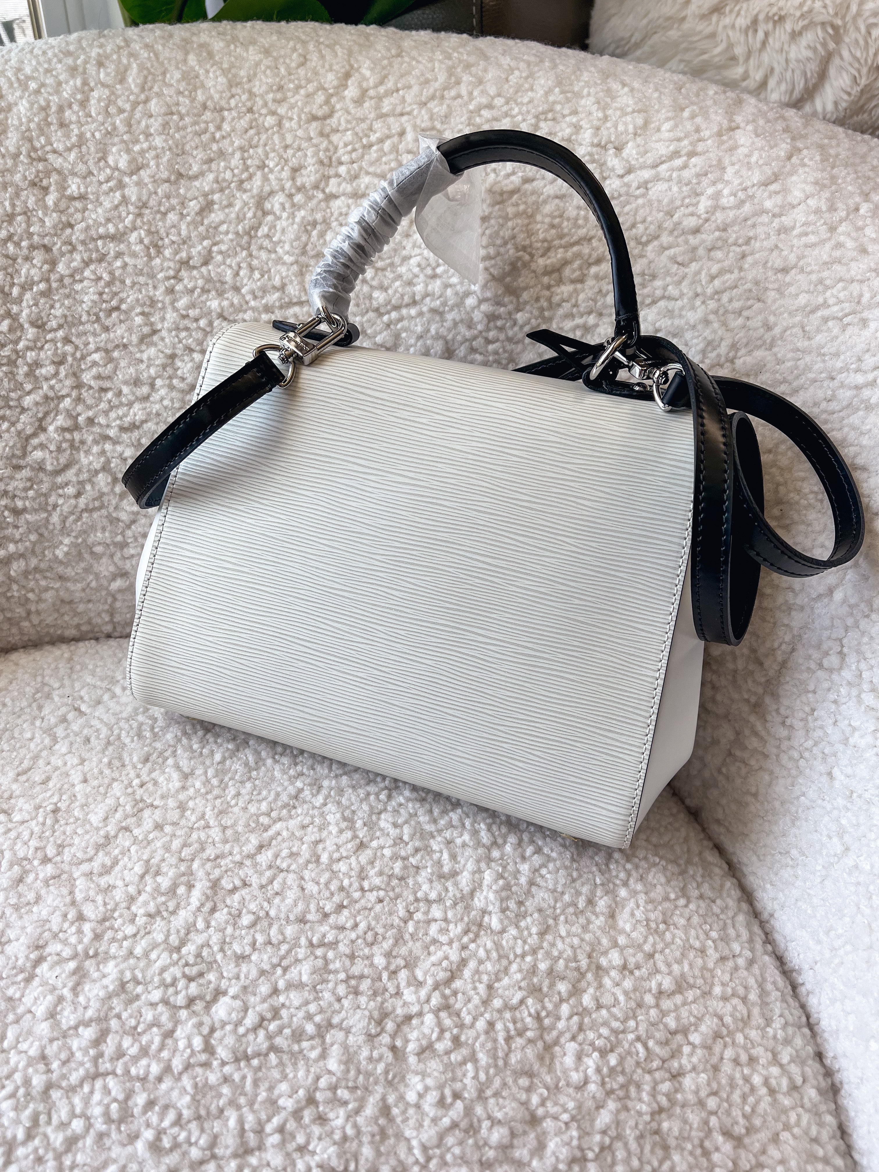 [TOP] Louis Vuitton LV Cluny MM Epi Leather 19 ×10 ×24 cm- White