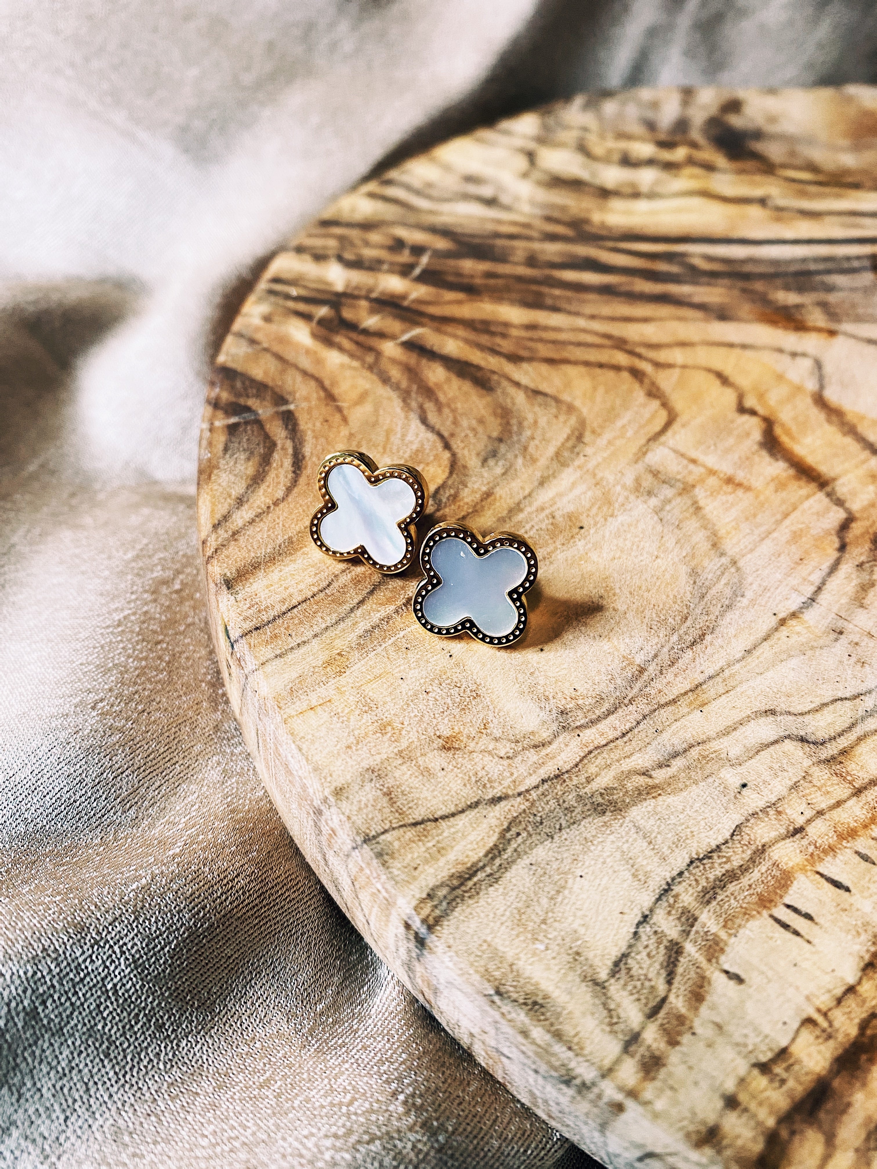 Single Motif Pearly Stud Earrings - WHITE