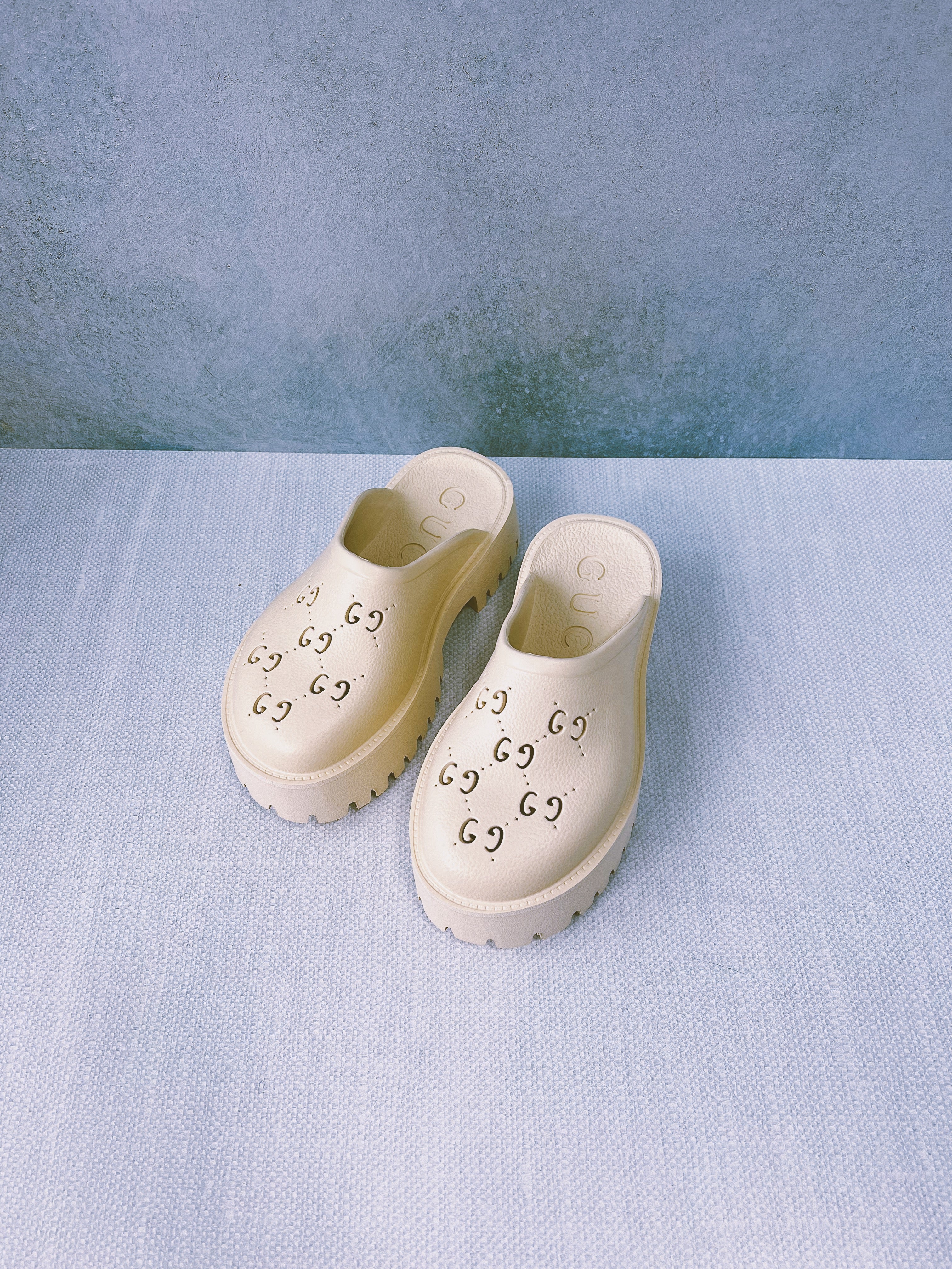 [TOP] GUCCI Perforated Platform Mules - Cream