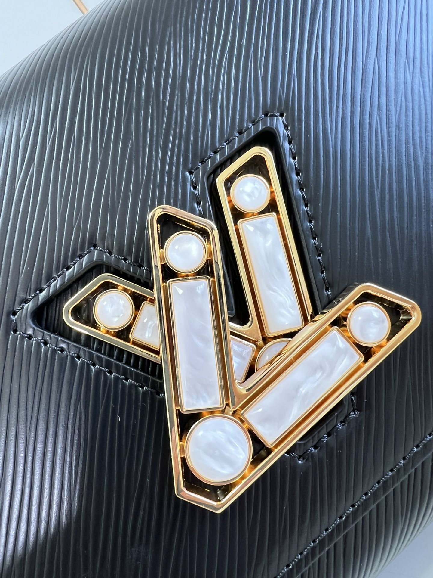 [TOP] Louis Vuitton LV  Epi Twist Bag 23 x 17 x 9.5 cm-Black