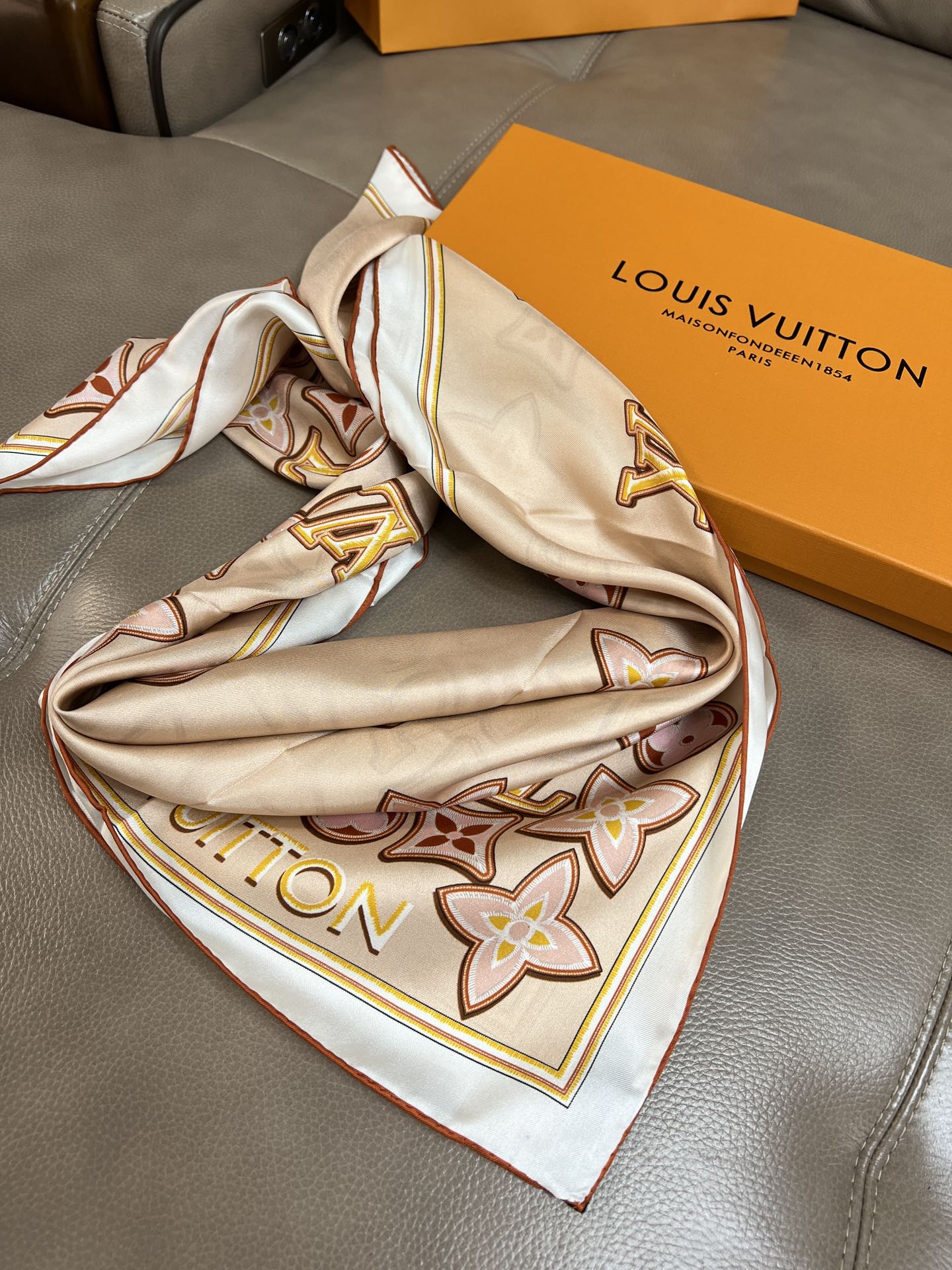 [TOP] Louis Vuitton LV Monogram Cascade Scarf