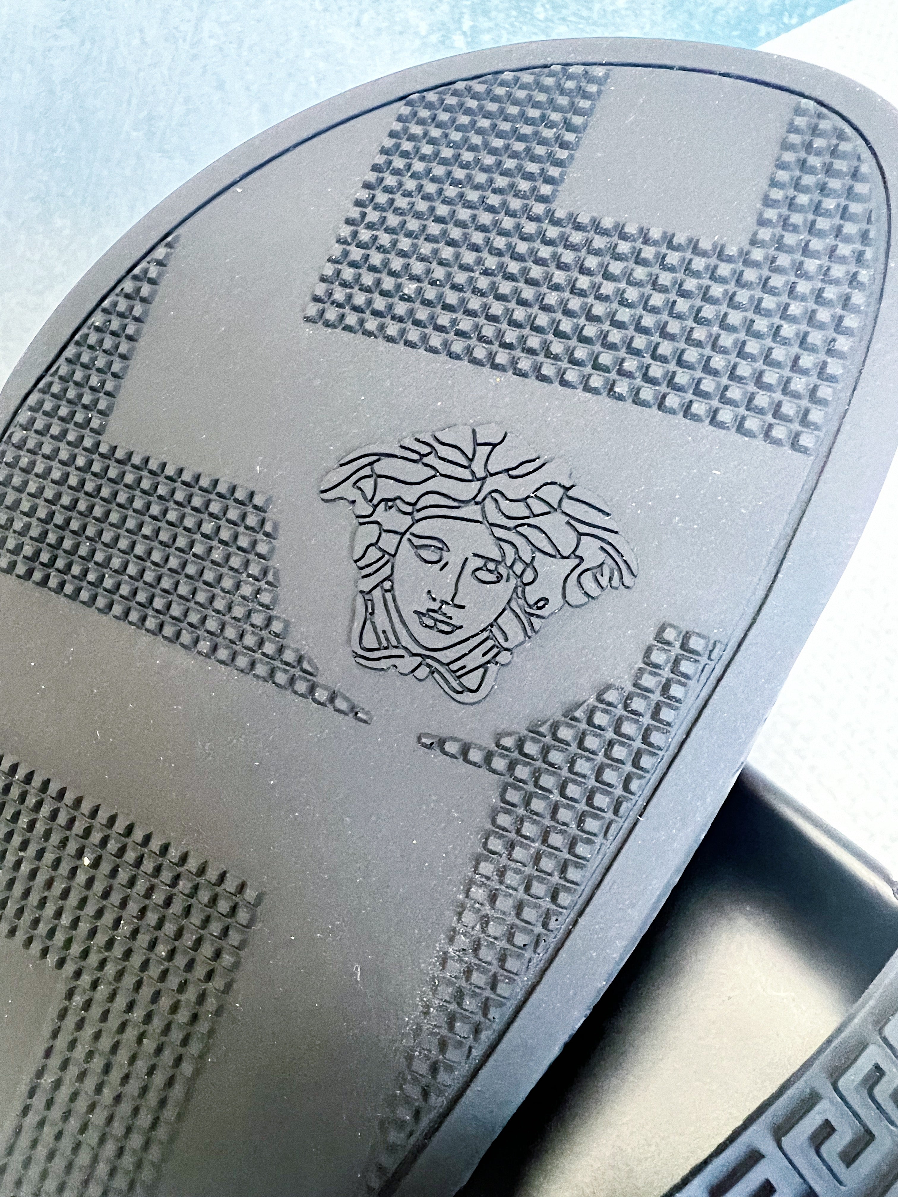 [TOP] VERSACE Medusa Rubber Slides - Black