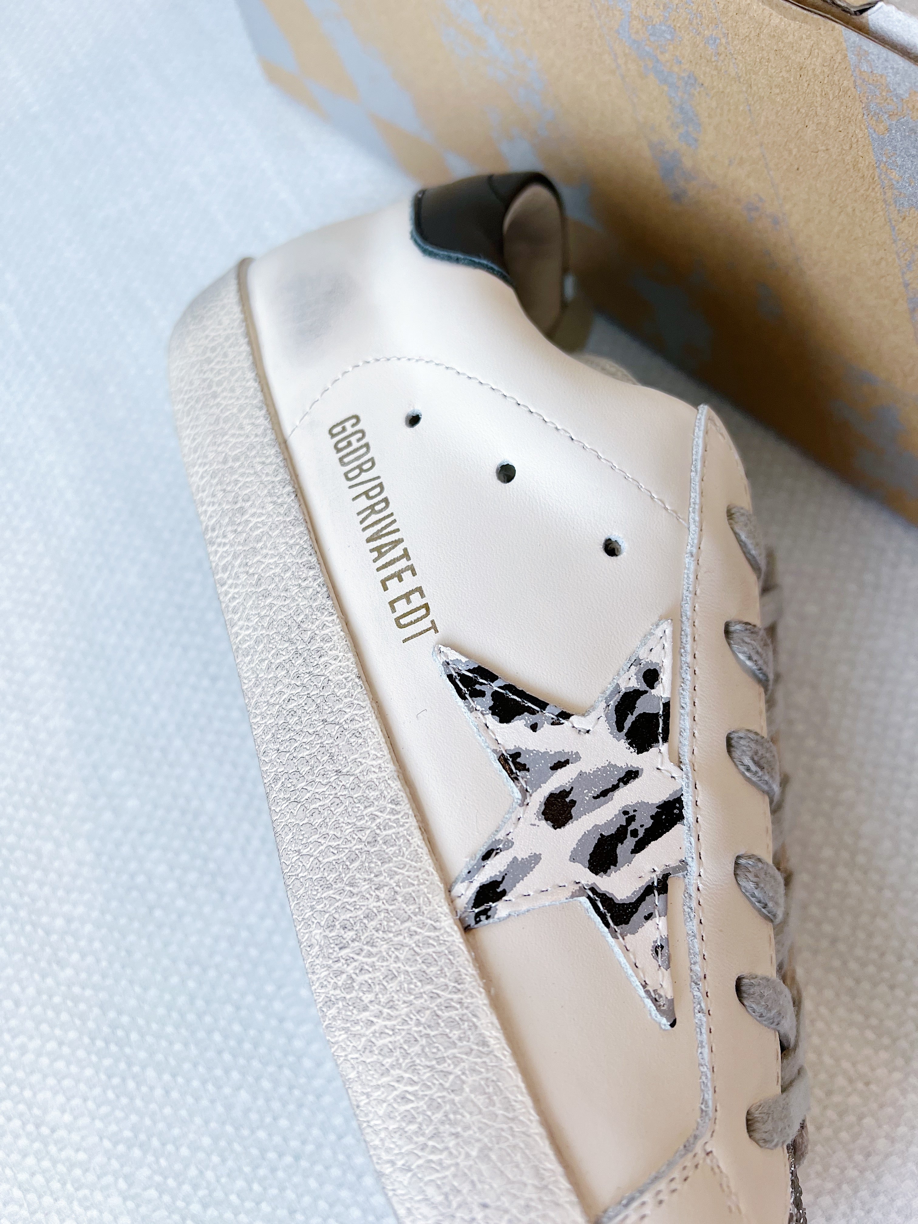 [TOP] GGDB Glittery Sneakers w Stripes Star - White