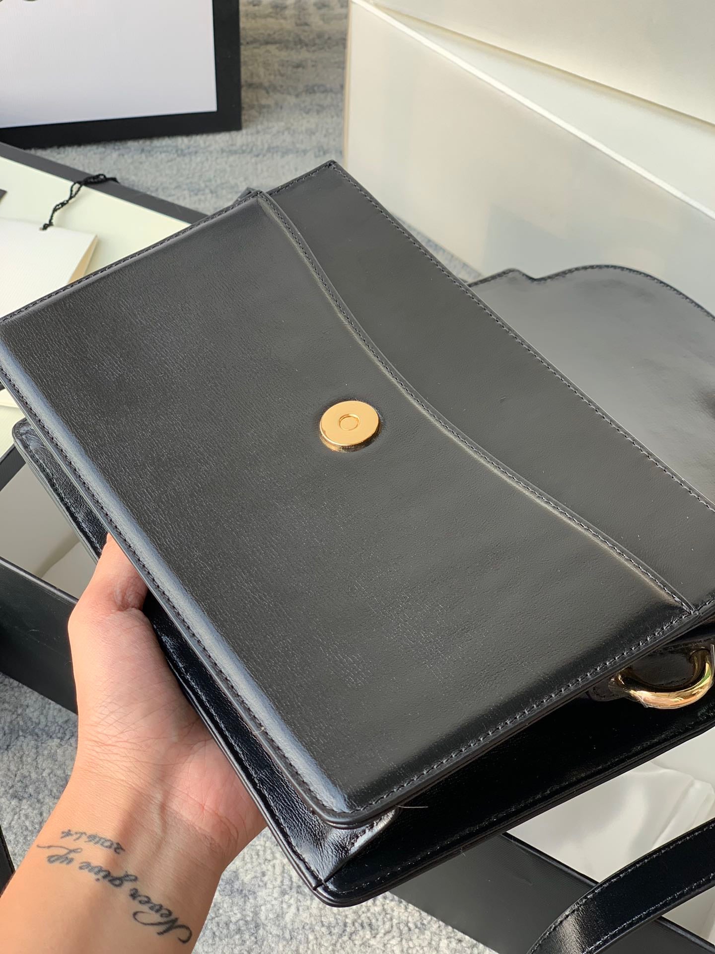 [TOP] GUCCI Logo Plaque Shoulder Bag - Black