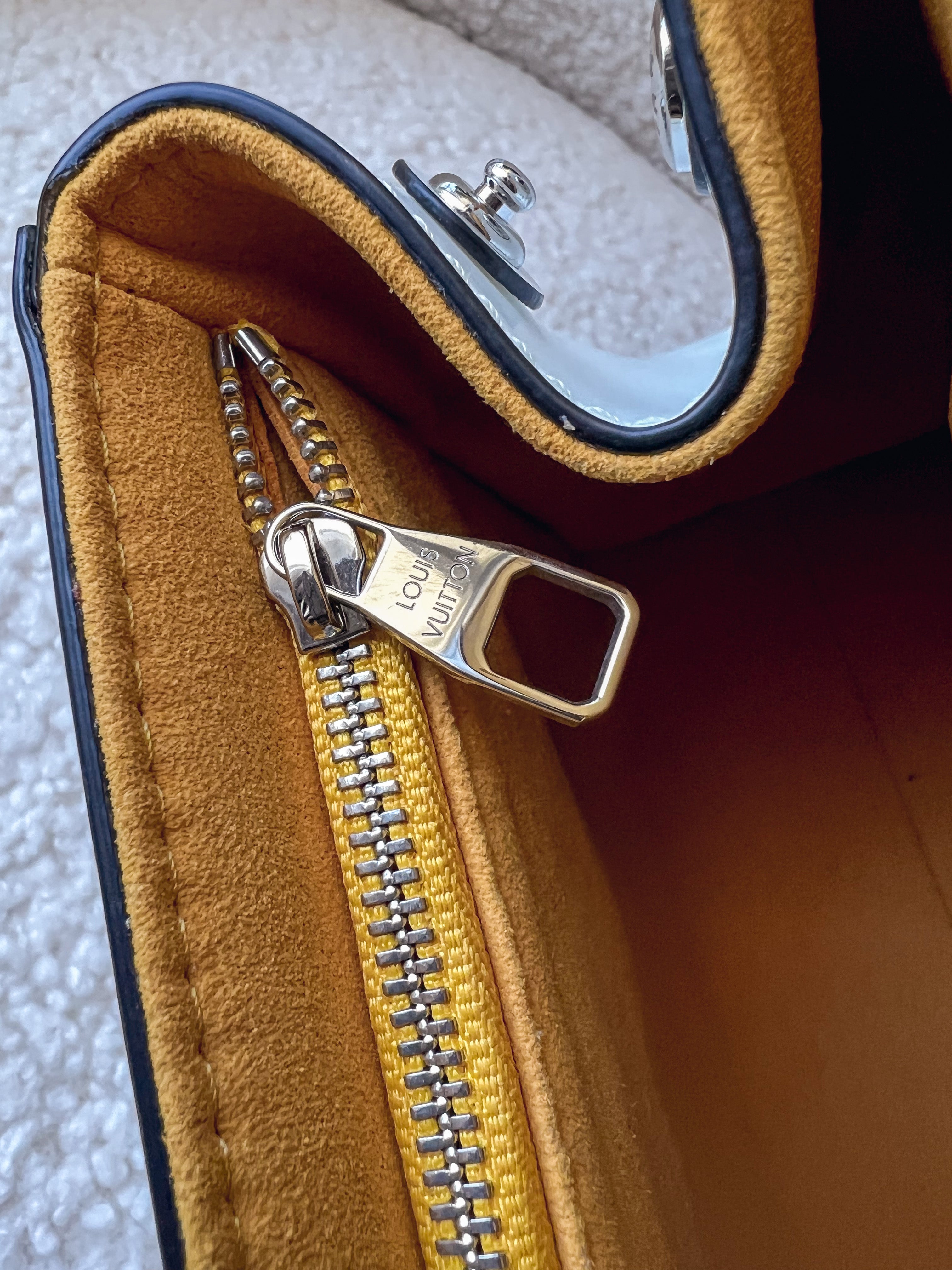 [TOP] Louis Vuitton LV Cluny MM Epi Leather 19 ×10 ×24 cm- White