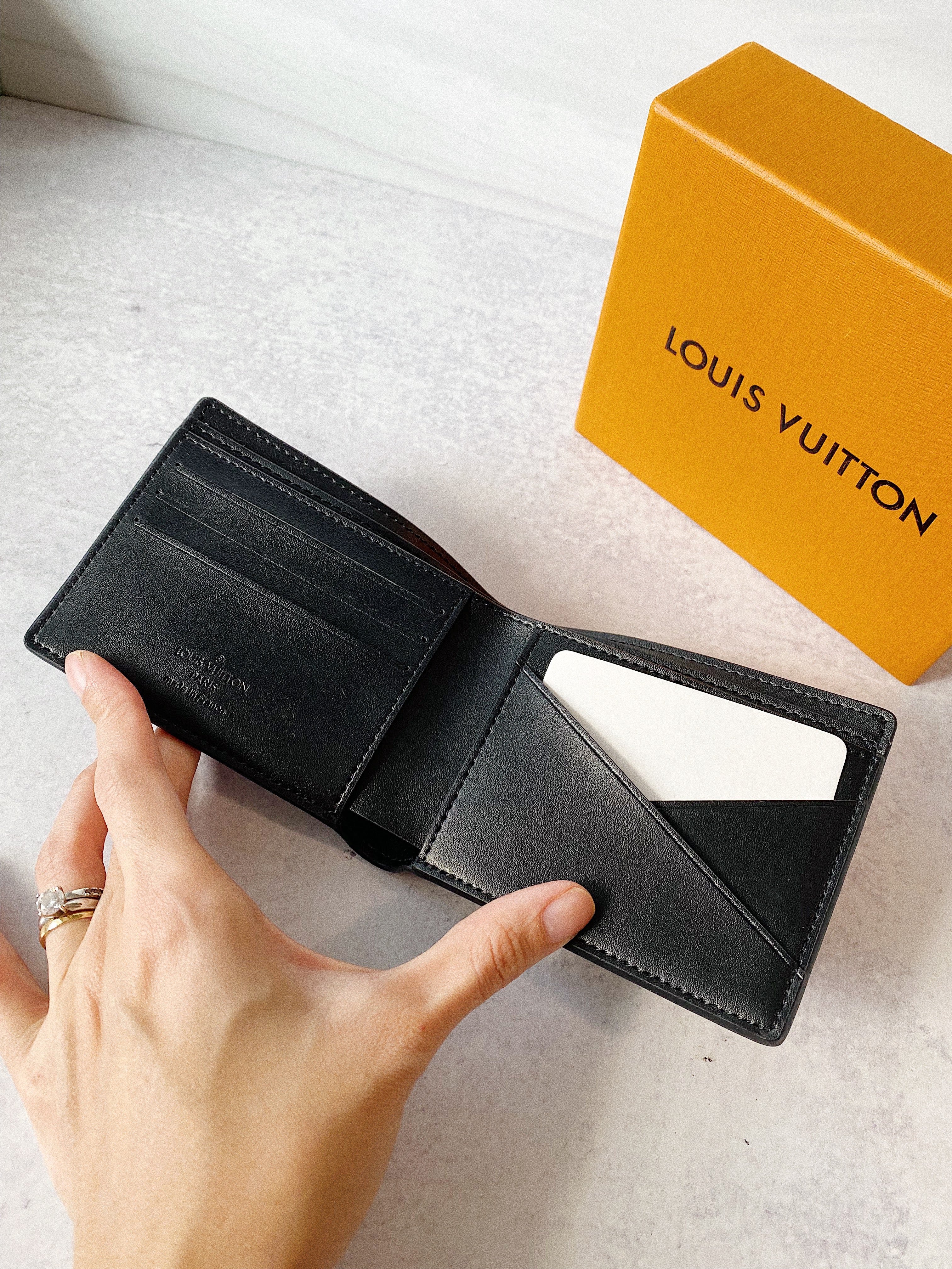 [TOP] Louis Vuitton LV L*V Plain Leather Logo Folding Men Wallet - Black
