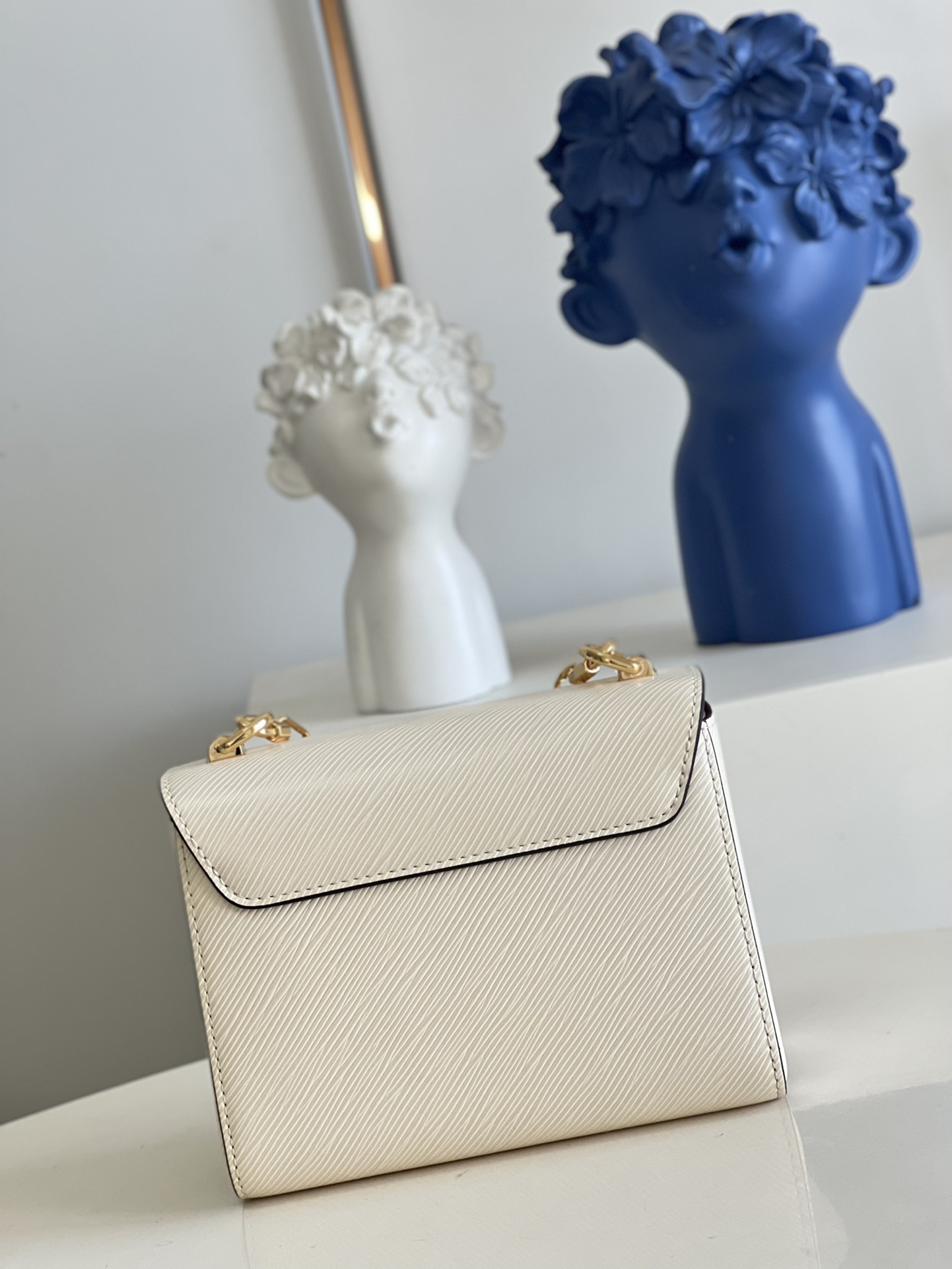 [TOP] Louis Vuitton LV Mini  Epi Love Chain Twist Bag  19 x 15 x 9 cm-White