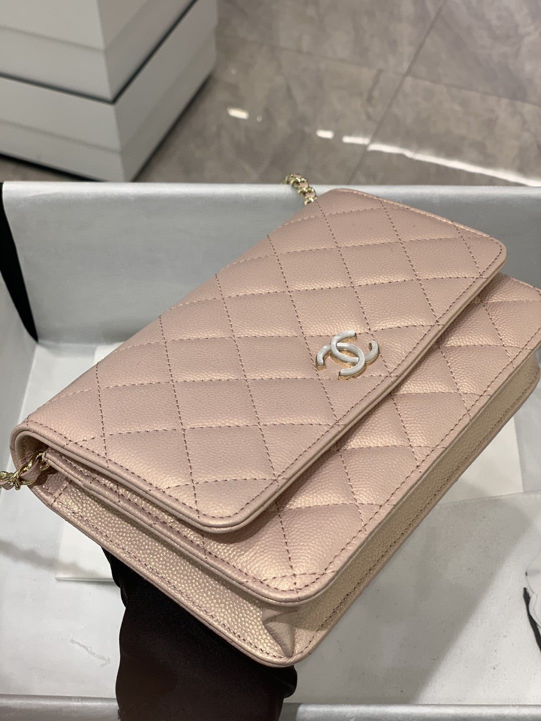 [TOP] CHANEL WOC Pearl Logo- Iridescent Pink