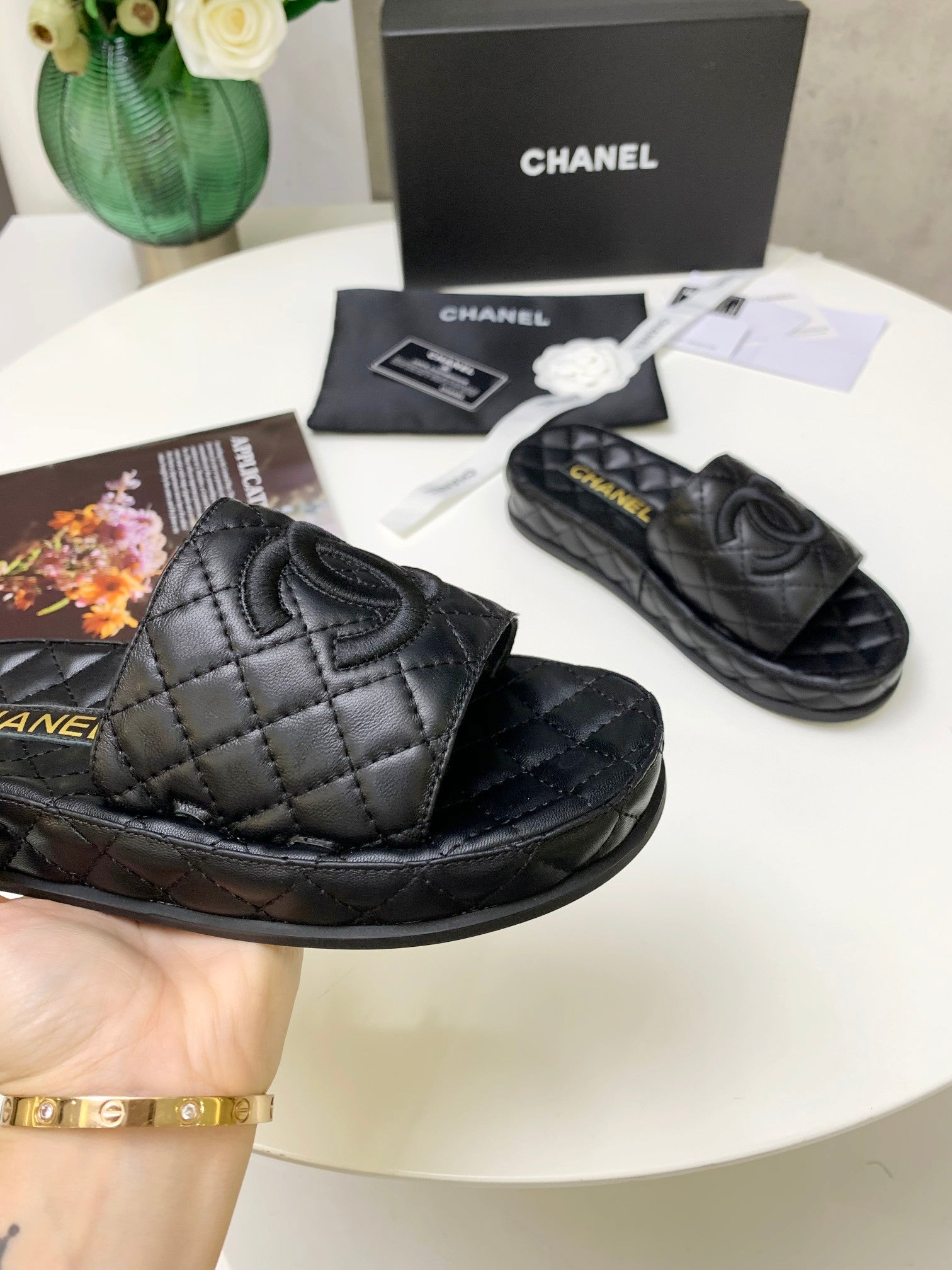 [TOP] CHANEL Quilted Embroidery Double C Slides - Black