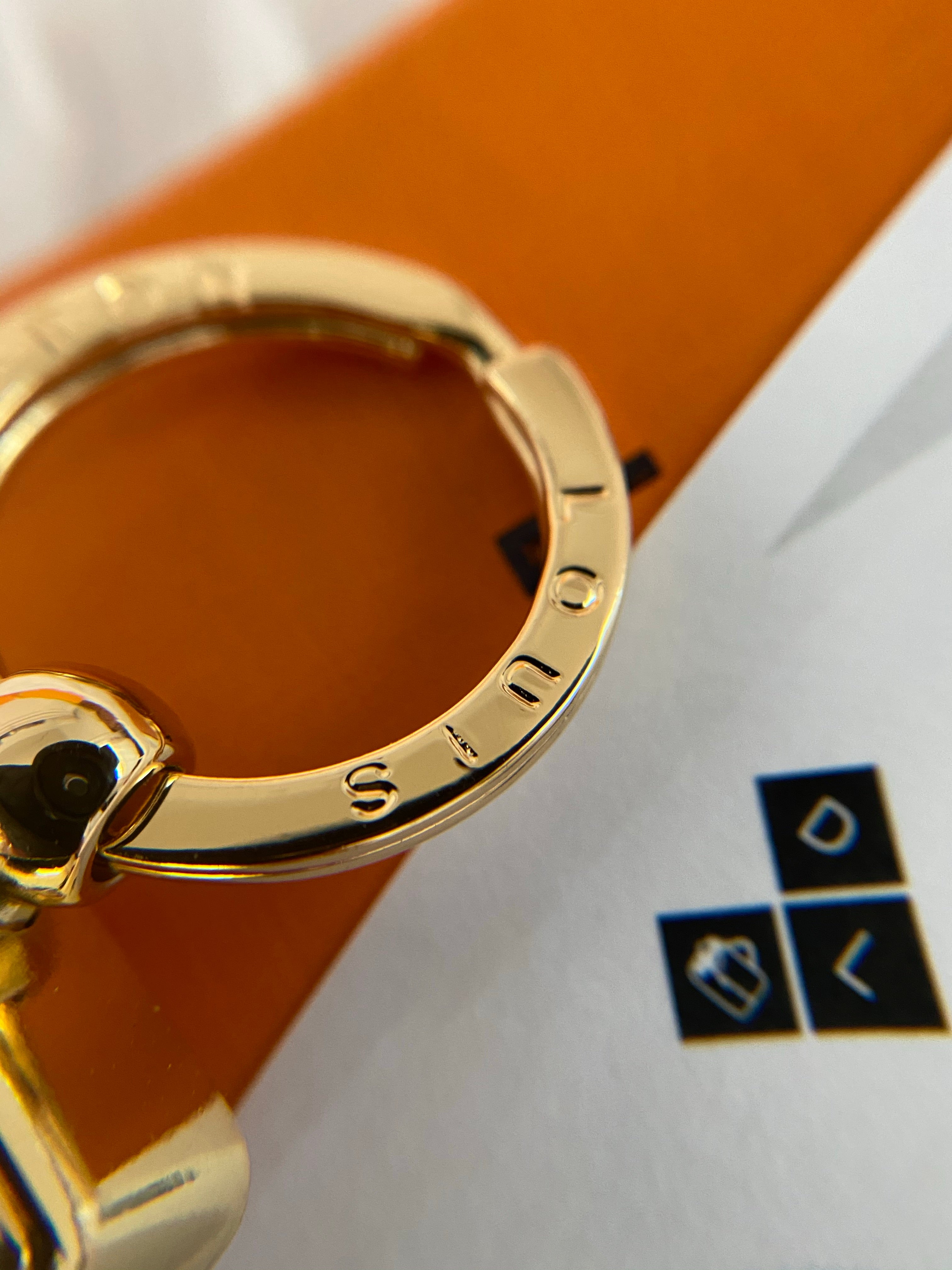 [TOP] Louis Vuitton LV £V Dragonne Key Holder