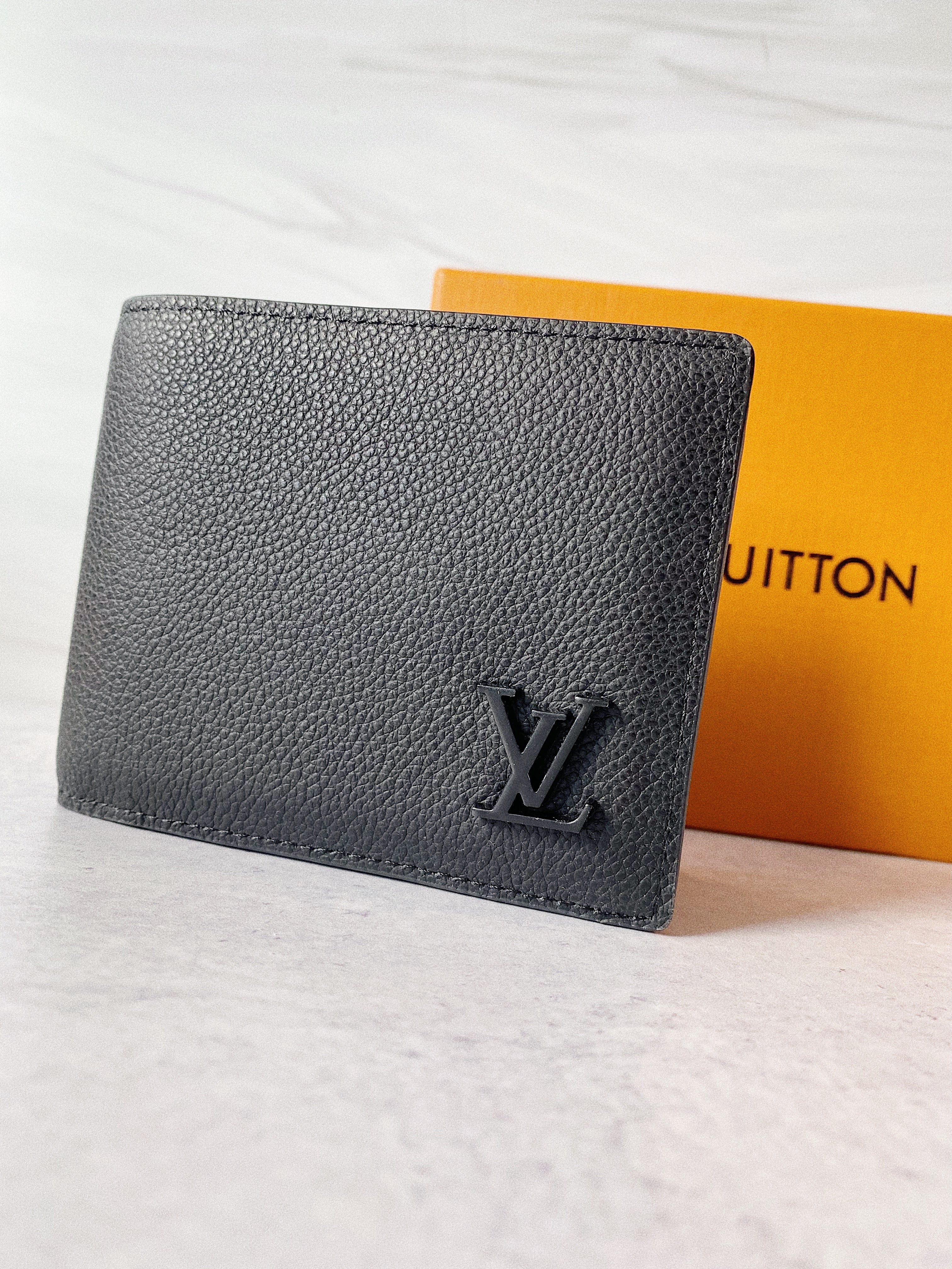 [TOP] Louis Vuitton LV L*V Plain Leather Logo Folding Men Wallet - Black