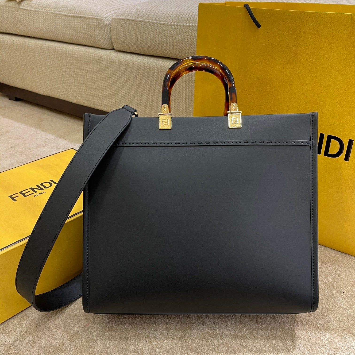 [TOP] FENDI Medium Sunshine Tote - Black