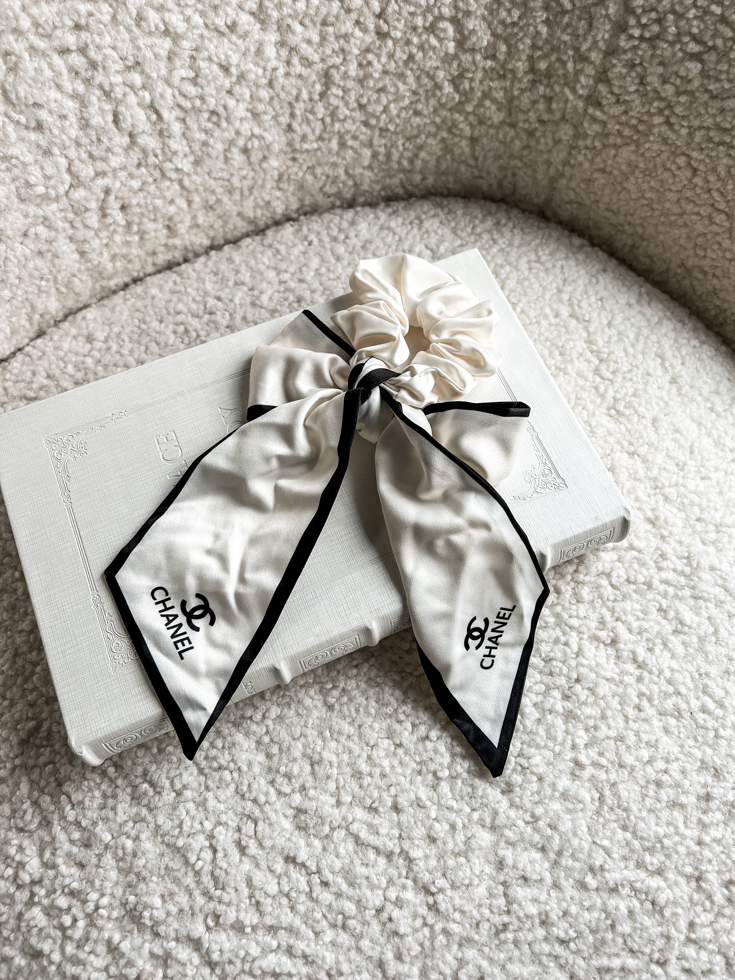 [TOP] CHANEL Crunchy + Twilly Set - White w Black Trimming