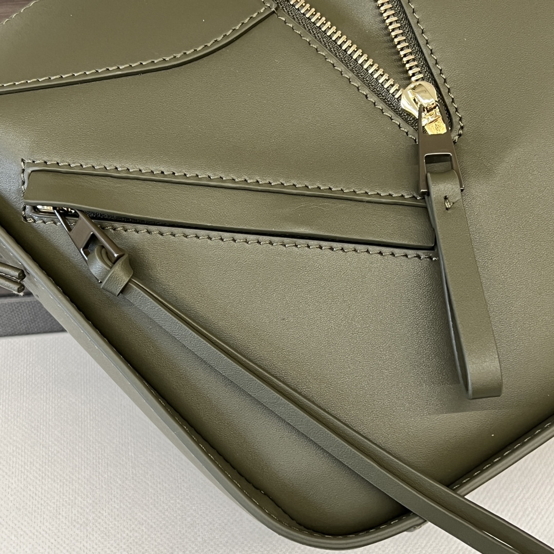 [TOP] LOEWE Calfskin Hammock Bag 19.5*14.4*20.8 cm -Green