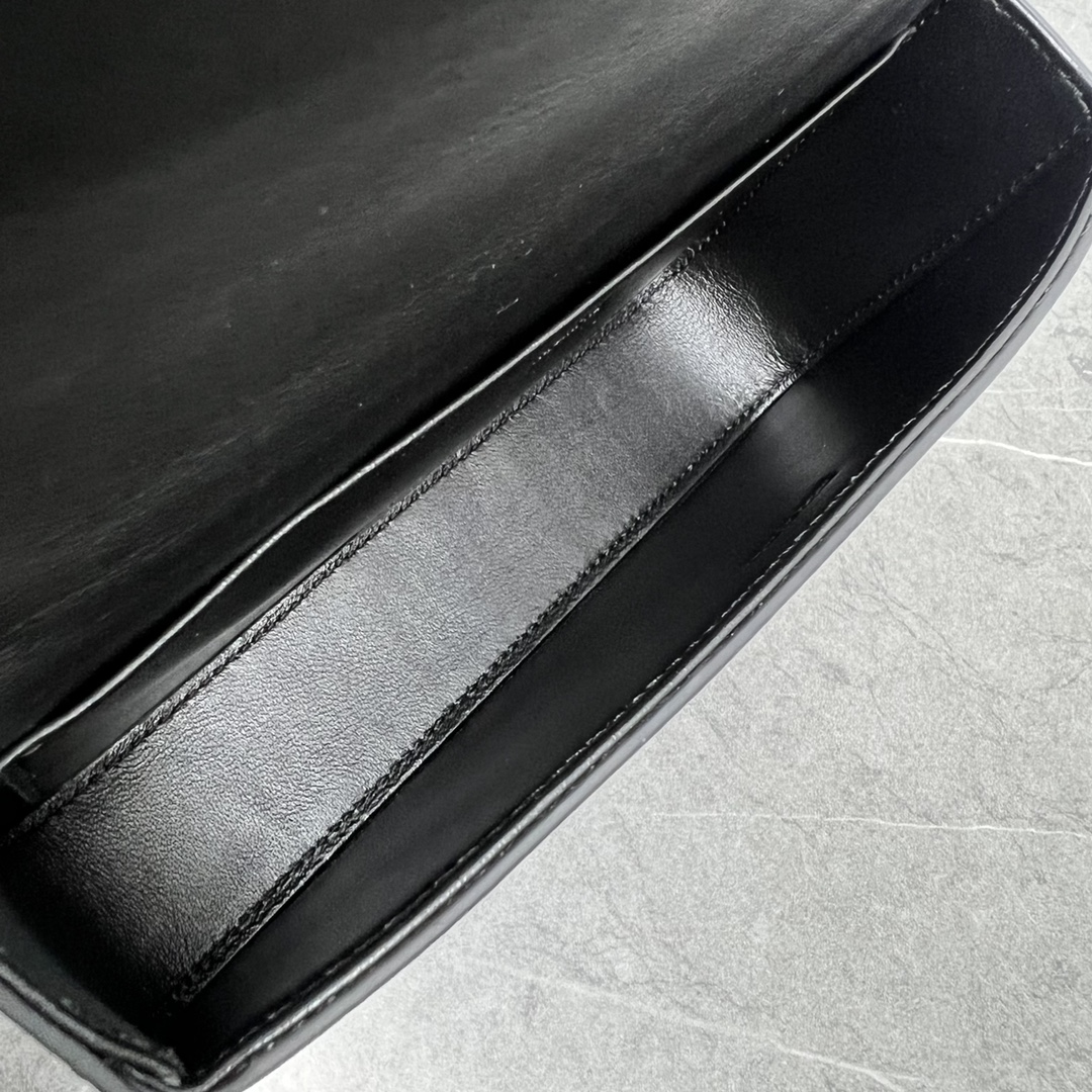 [TOP] CELINE Triomphe Shoulder Bag 20.5-10.5-4 - Black