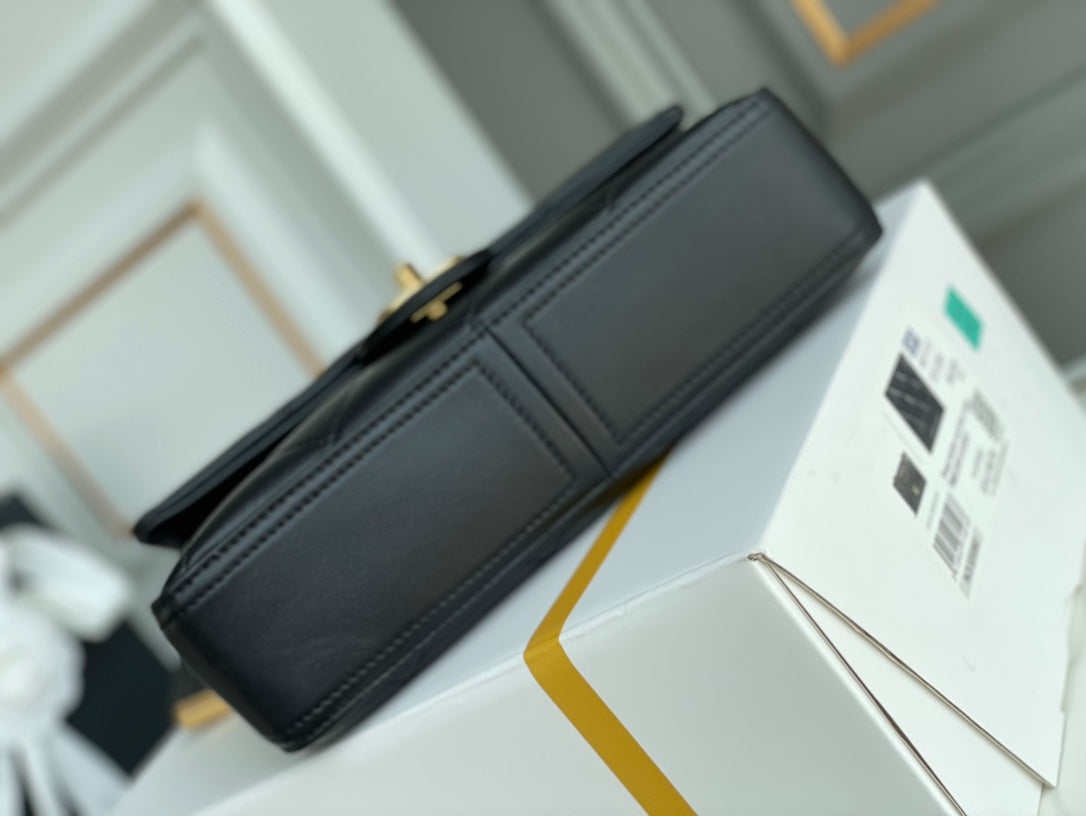 [TOP] CHANEL Hobo Flap Bag - Black & GHW