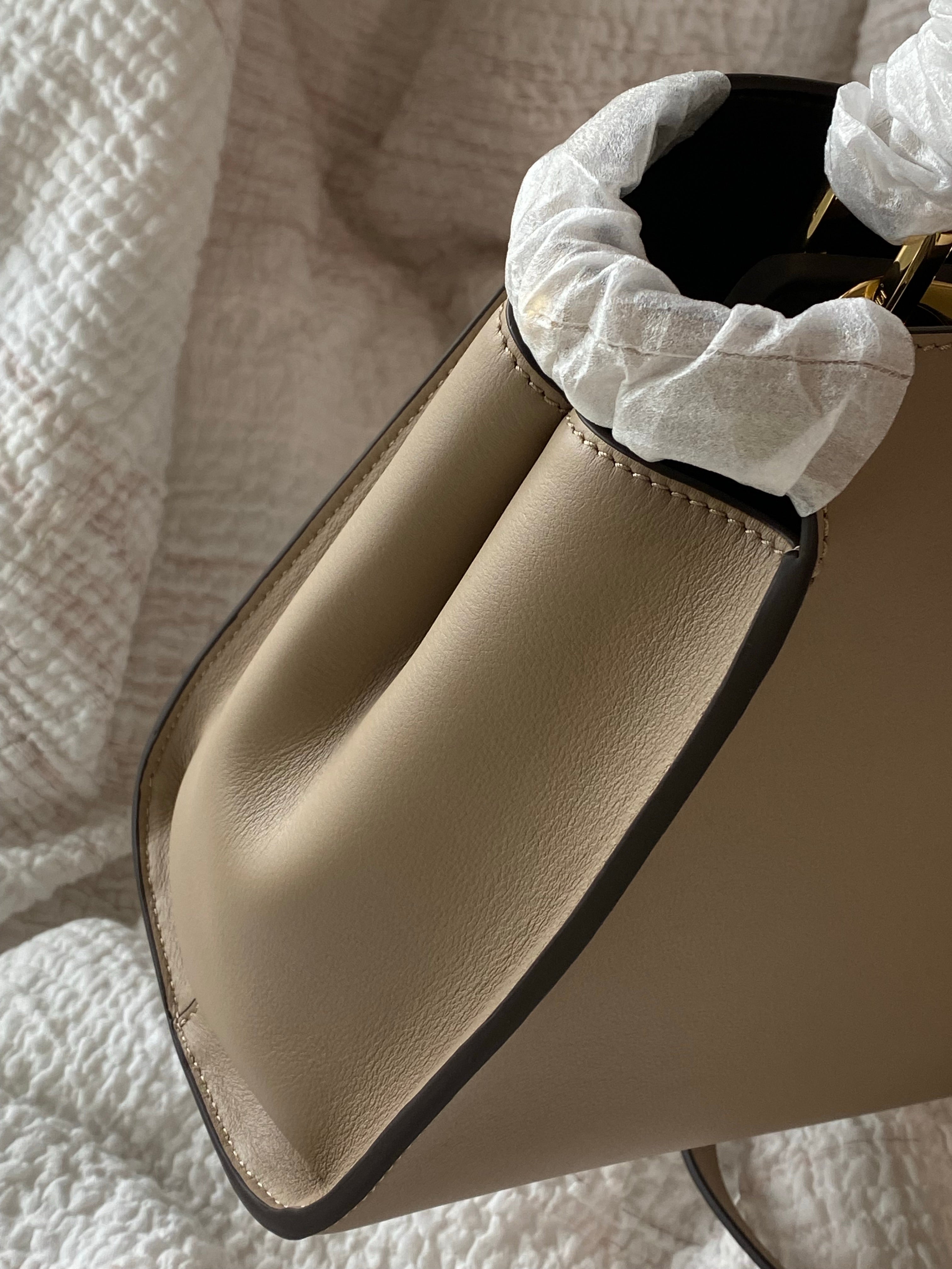 [TOP] FENDI Peekaboo Essentially Medium Bag - Tan