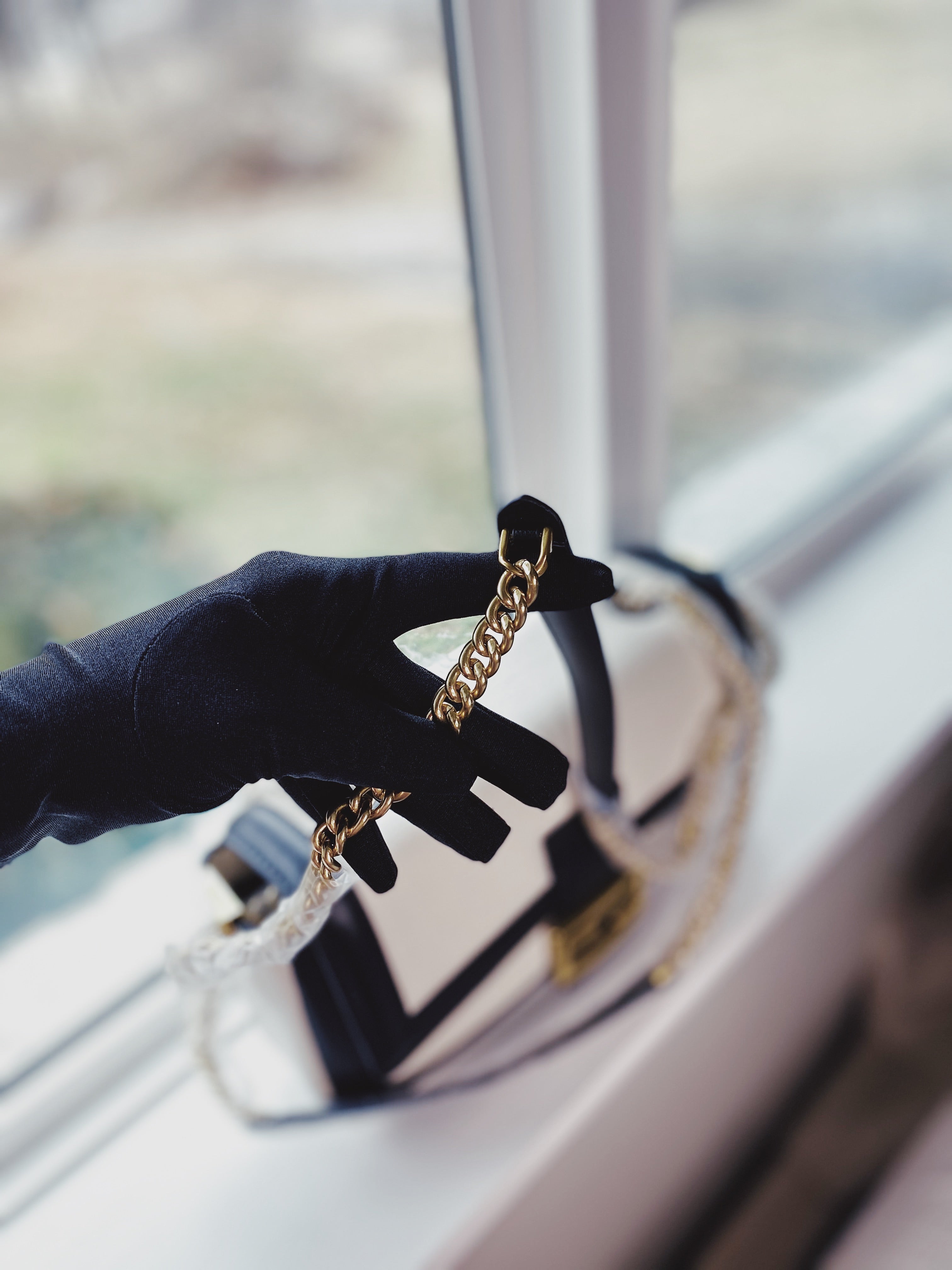 [TOP] FENDI White Baguette Shoulder Bag