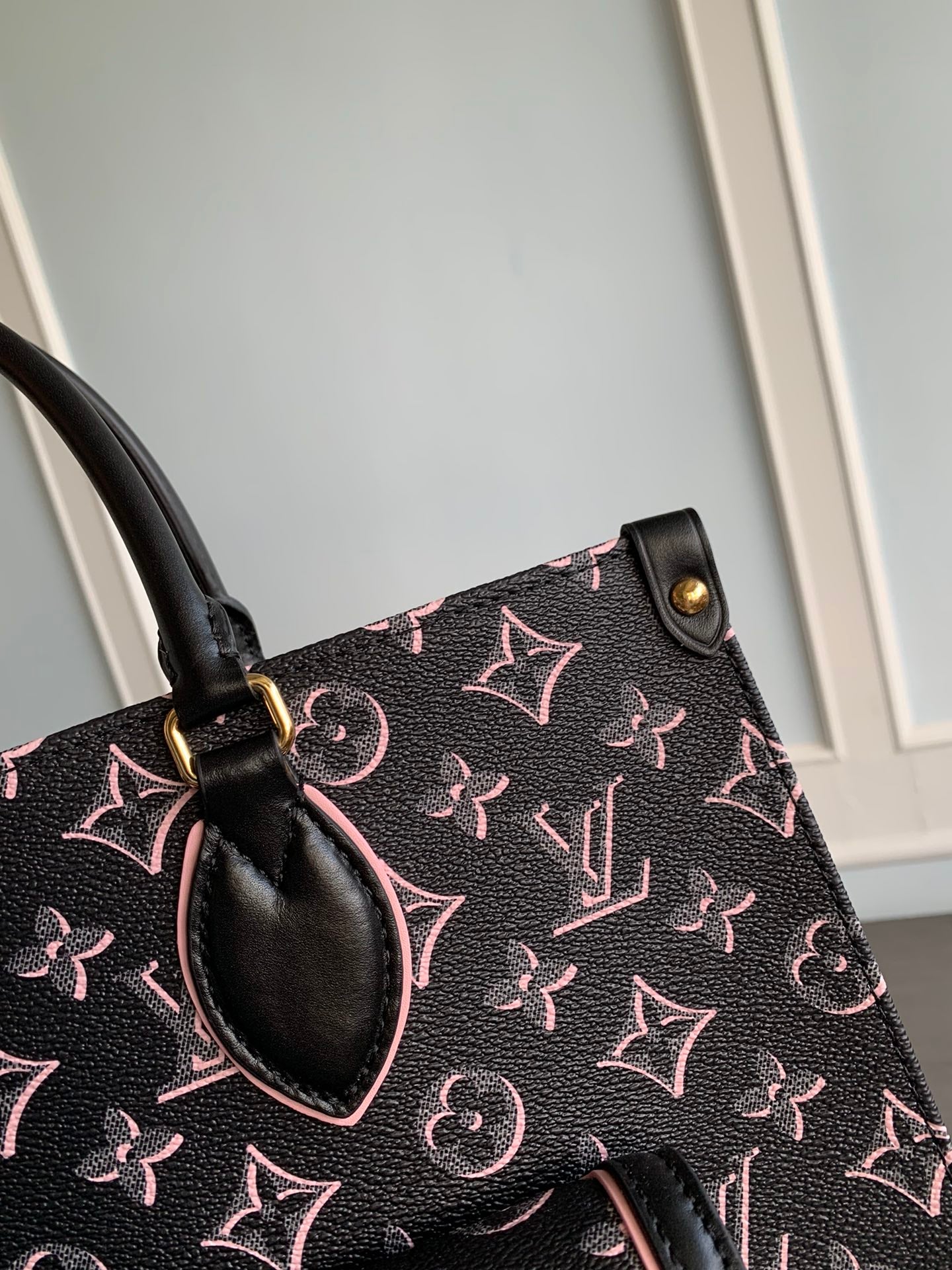 [TOP] Louis Vuitton LV On The Go MM Fall For You Monogram Tote 35x27x14cm - Black