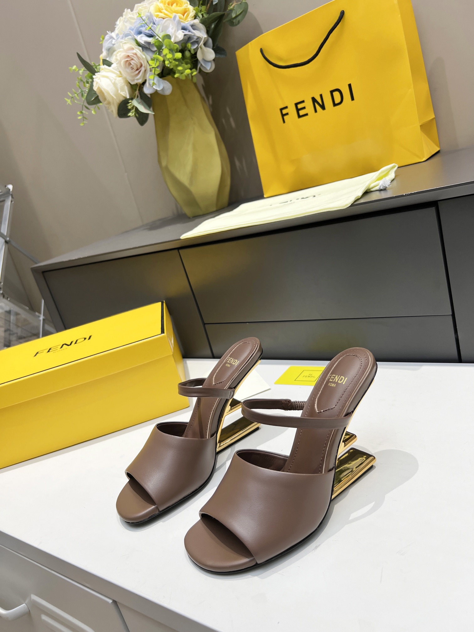 [TOP] FENDI First High Heel - Chocolate