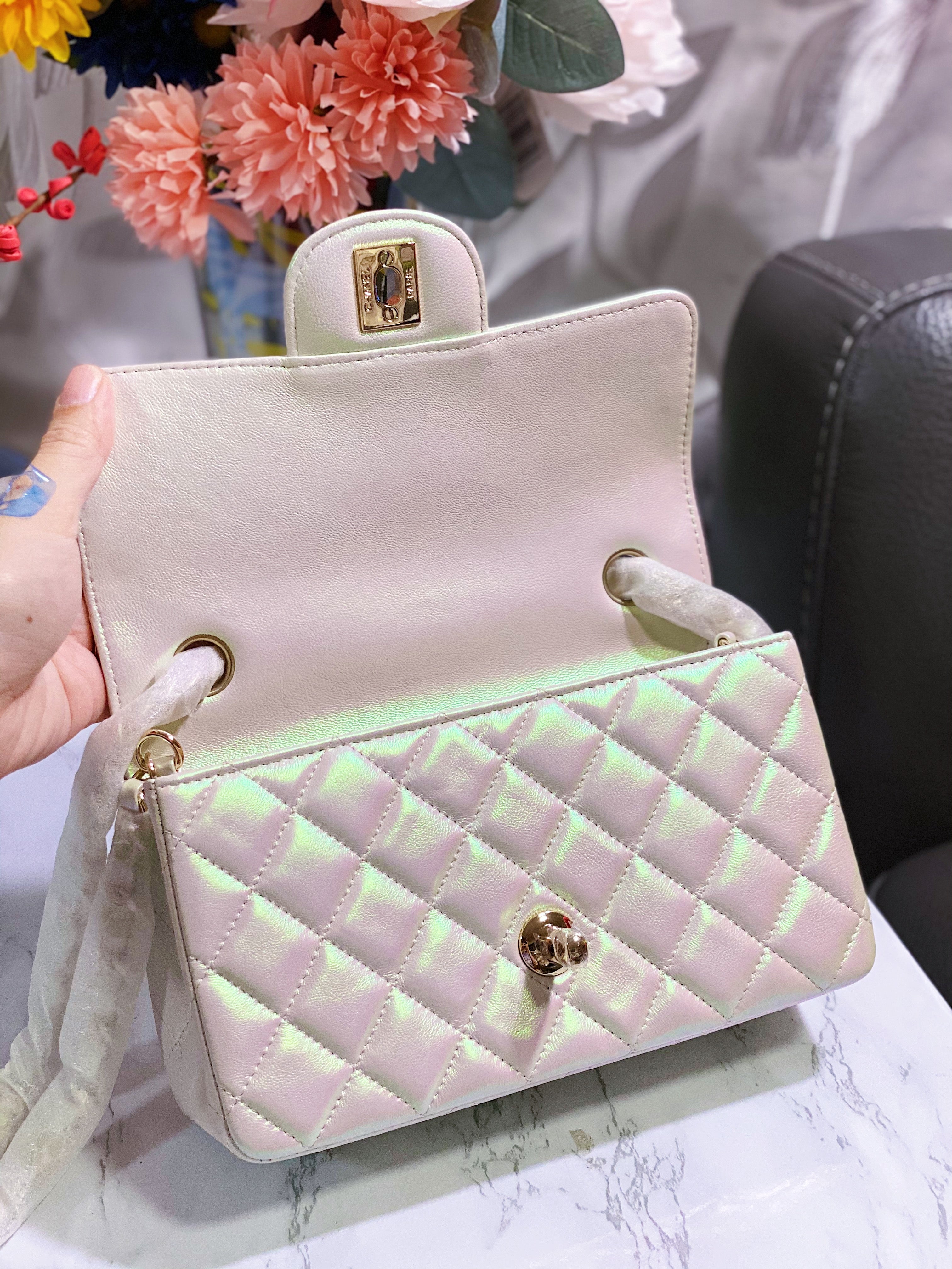 [TOP] CHANEL Classic Flap Bag Outside Thread Mini 20CM - White Iridescent
