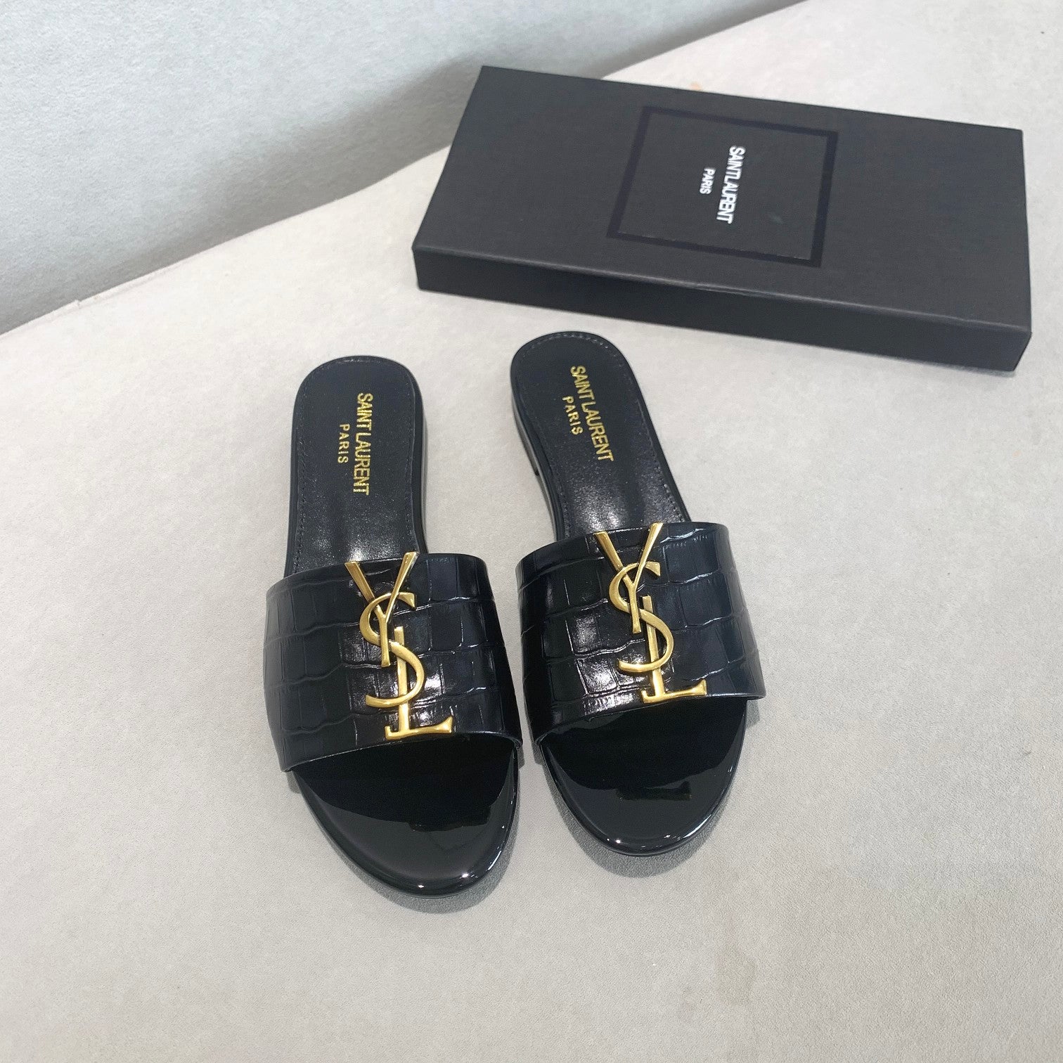 [TOP] Yves Saint Laurent YSL Monogram Croc Slide - Black