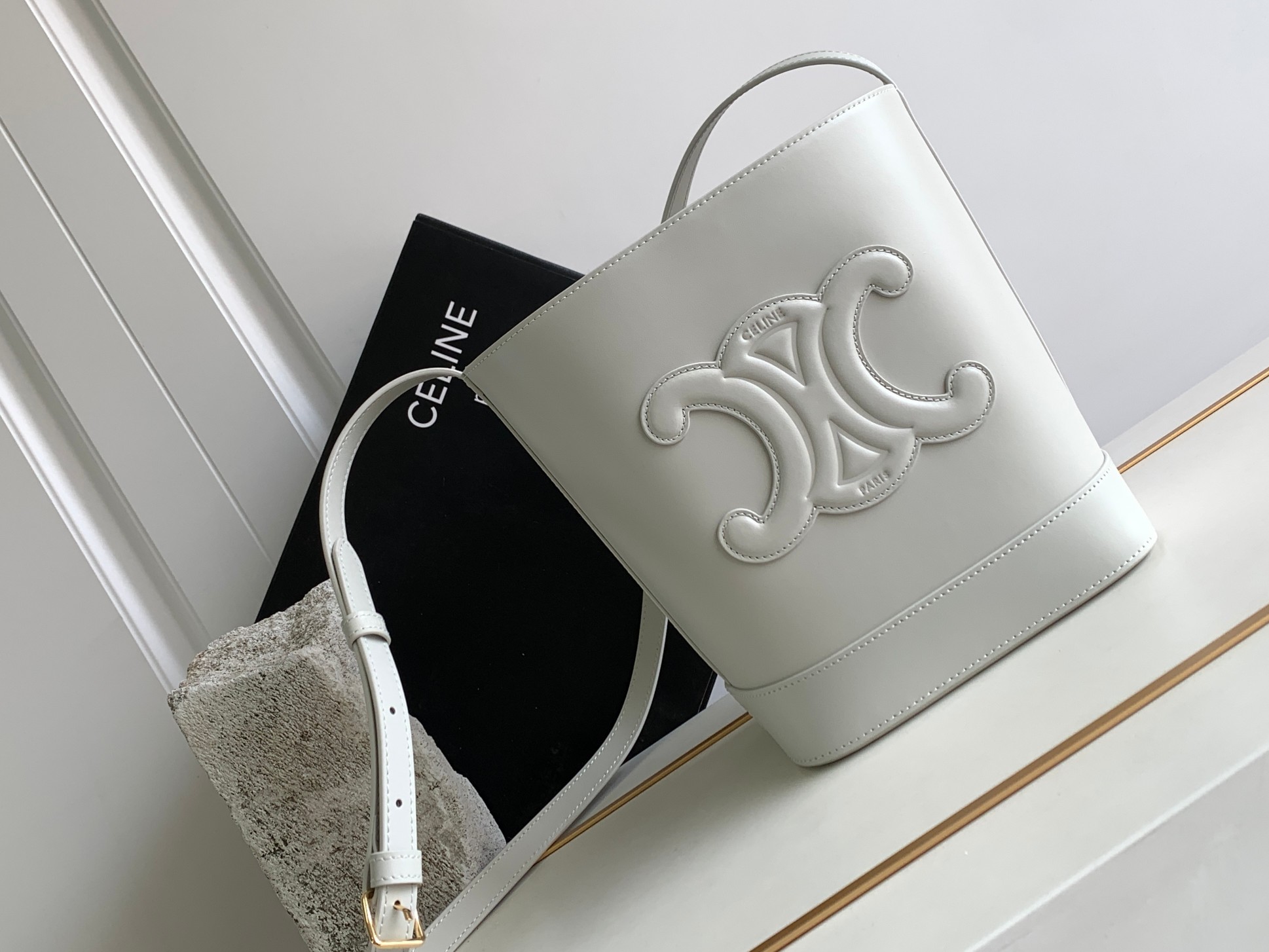[TOP] CELINE Cuir Triomphe Handbag 22 X 24X 13cm -  White