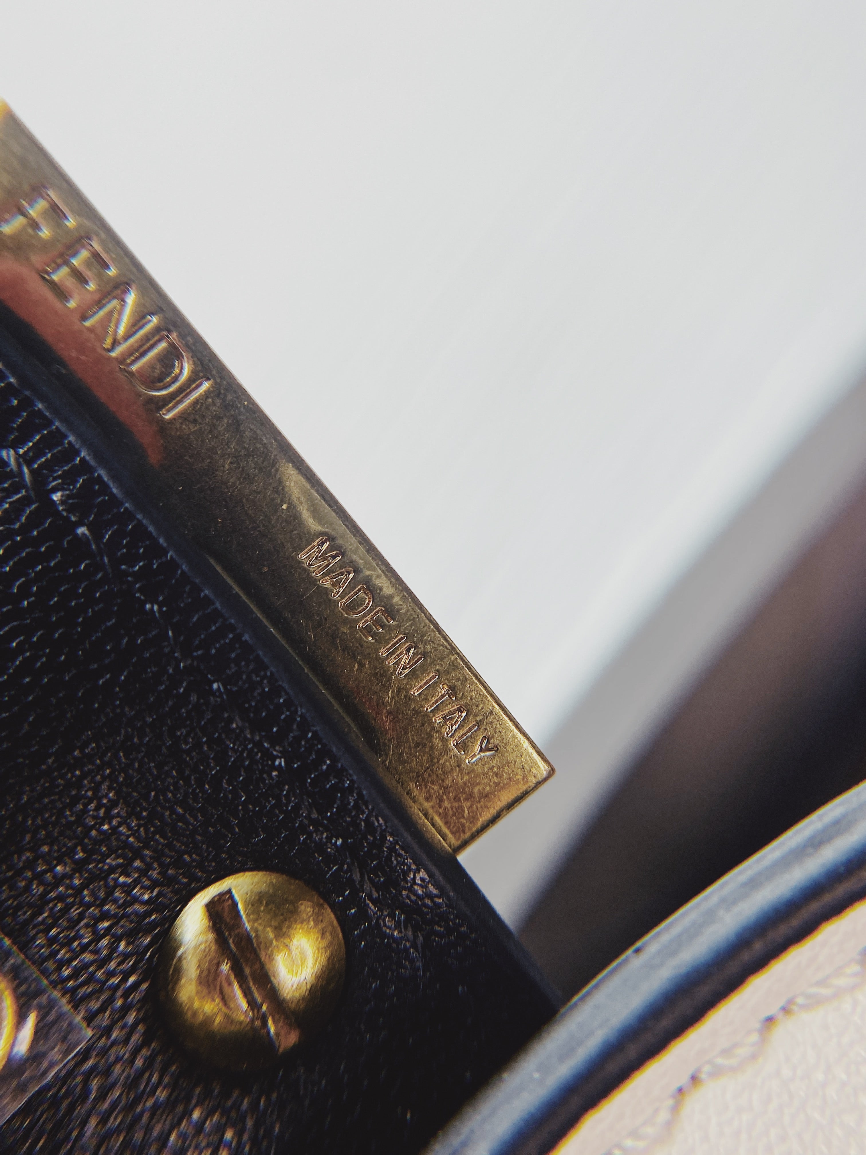 [TOP] FENDI White Baguette Shoulder Bag