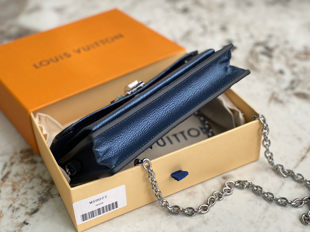 [TOP] Louis Vuitton LV L*V Vavin WOC Empreinte 19 x 12.5 x 4 cm - Pearly Blue