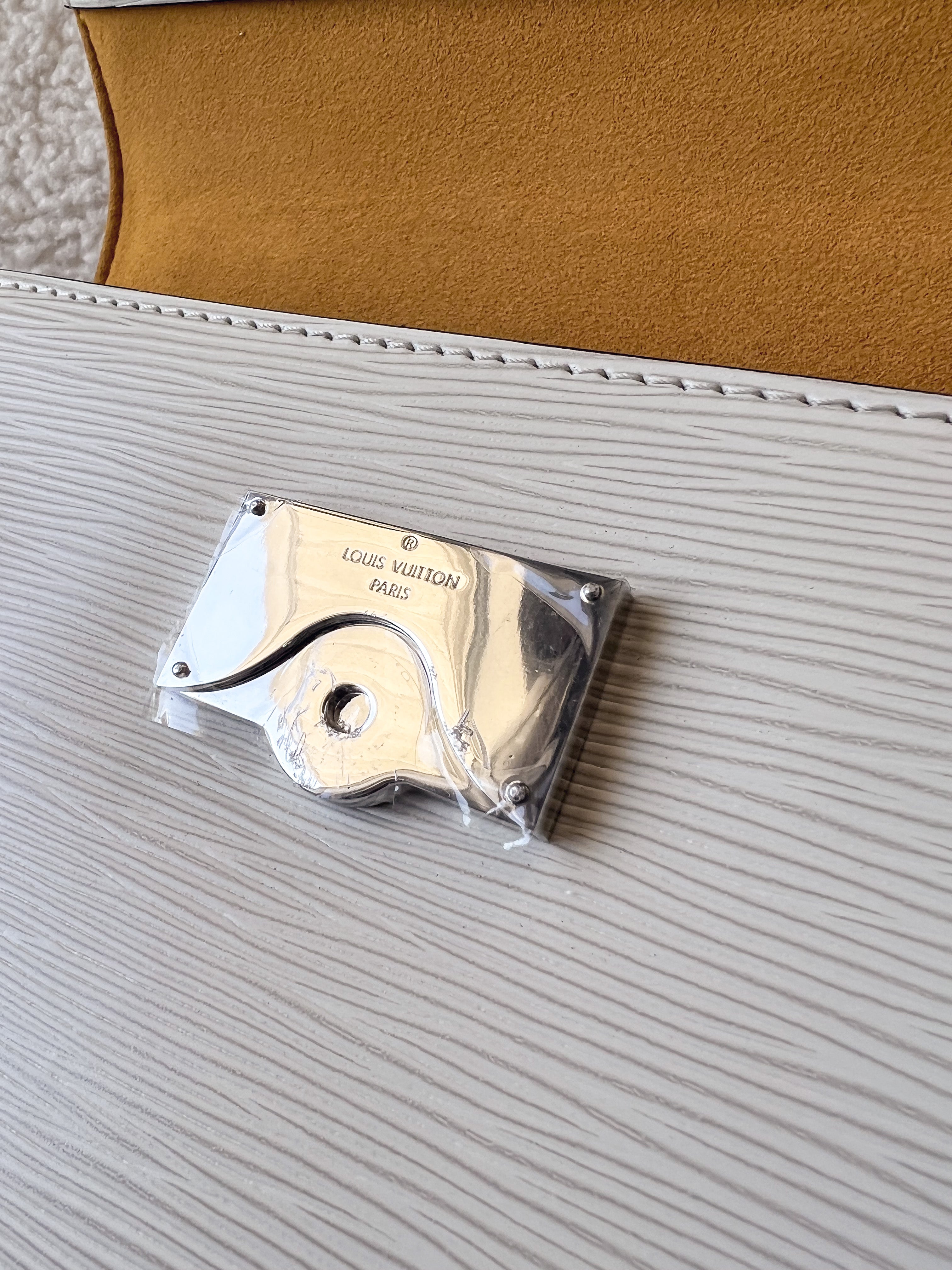 [TOP] Louis Vuitton LV Cluny MM Epi Leather 19 ×10 ×24 cm- White