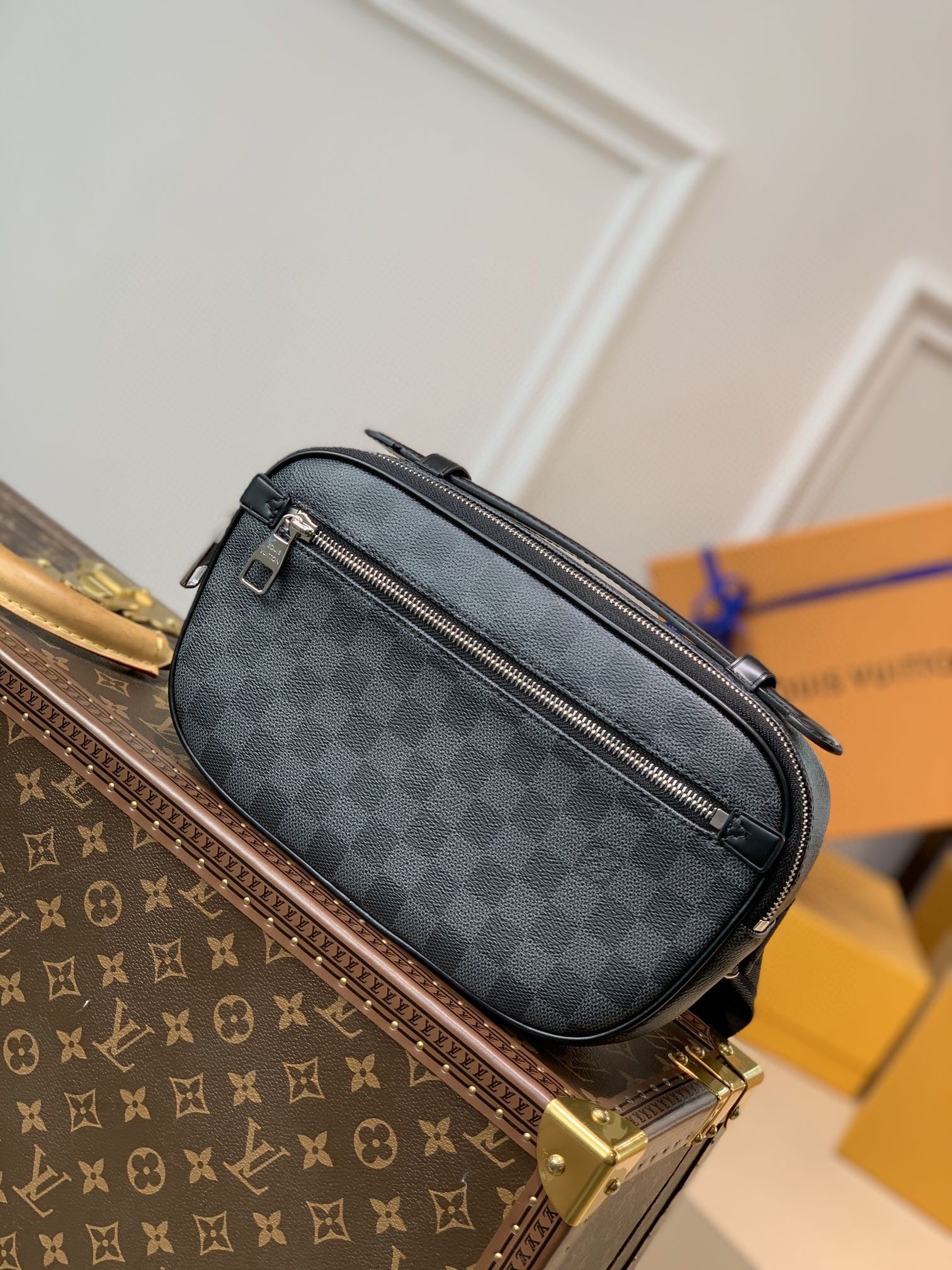 [TOP] Louis Vuitton LV  Ambler Damier Ebene Belt Bag 17 × 26 ×5 cm- Black