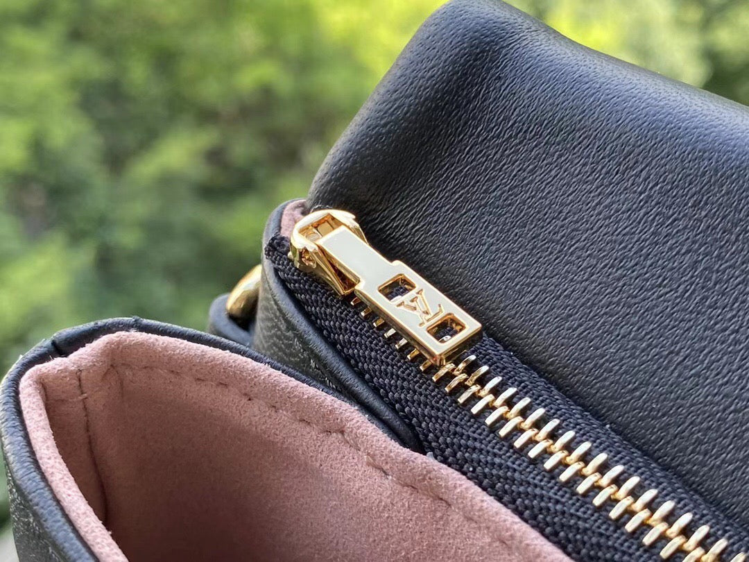 [TOP] Louis Vuitton LV LV Pochette Coussin 20×14×8cm - Black