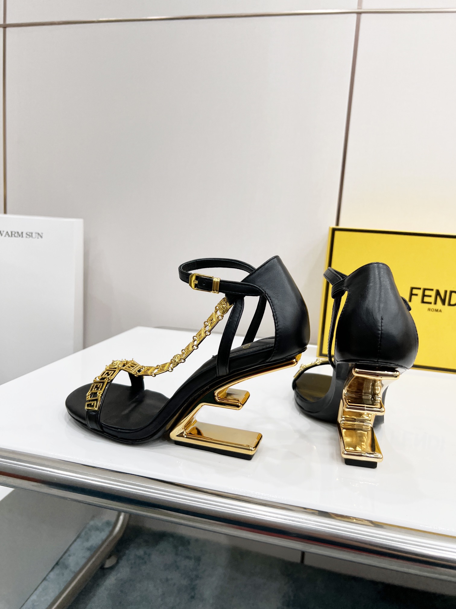 [TOP] FENDI First High Heel - Black