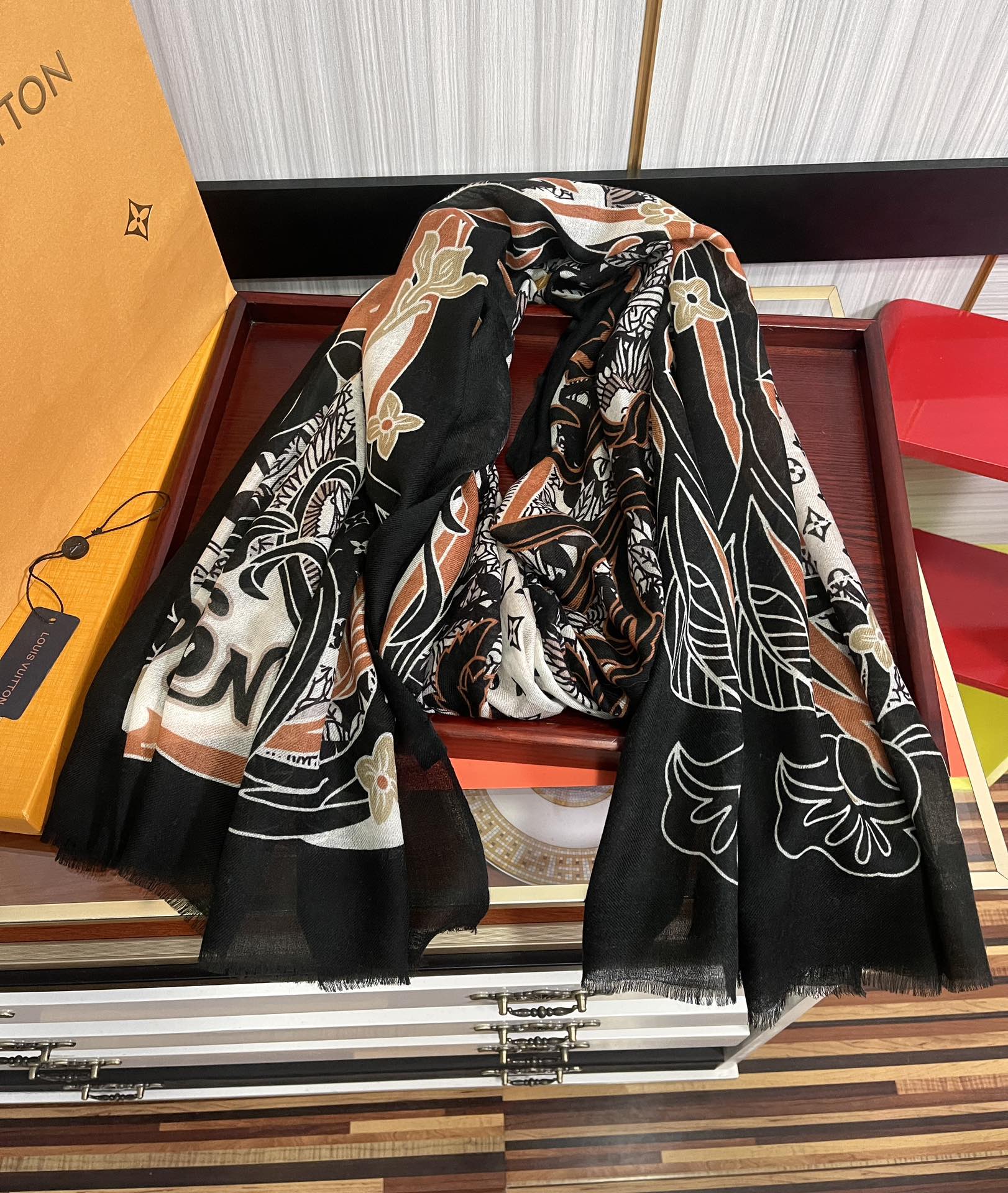 [TOP] Louis Vuitton LV L*V Cashmere Scarf