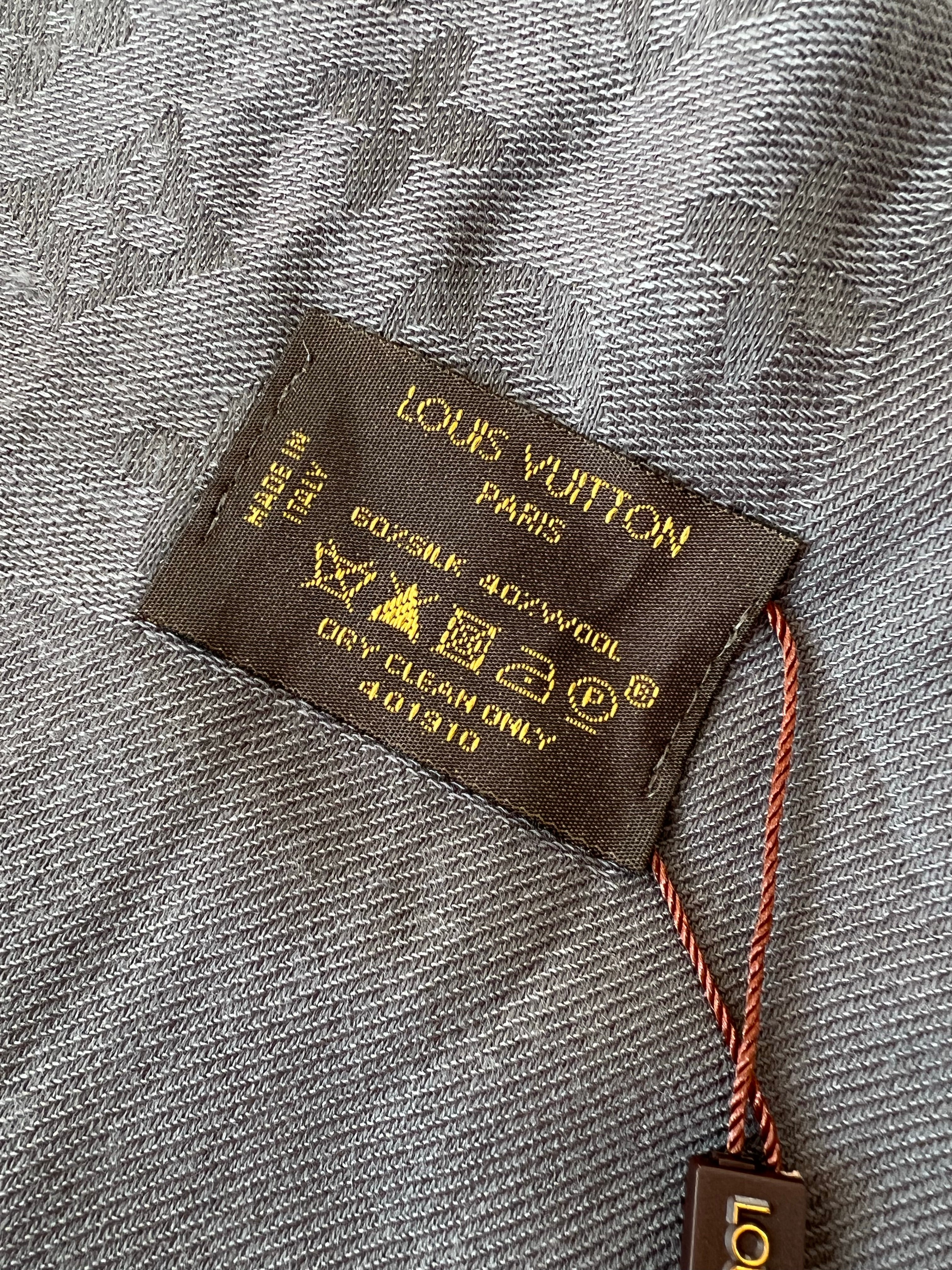 [TOP] Louis Vuitton LV L*V Big Square Scarf - Grey