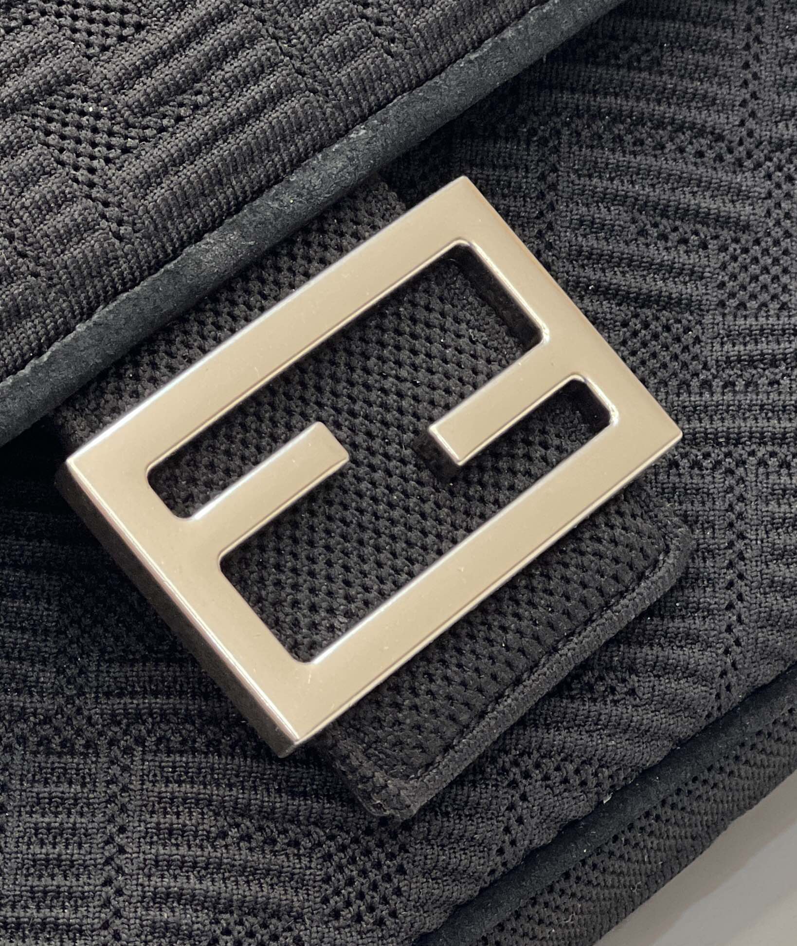 [TOP] FENDI FENDI Baguette Medium Chain Bag - Black