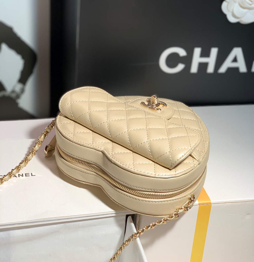 [TOP] CHANEL Heart Bag Large 16.5x18x6.5cm - Beige & GHW
