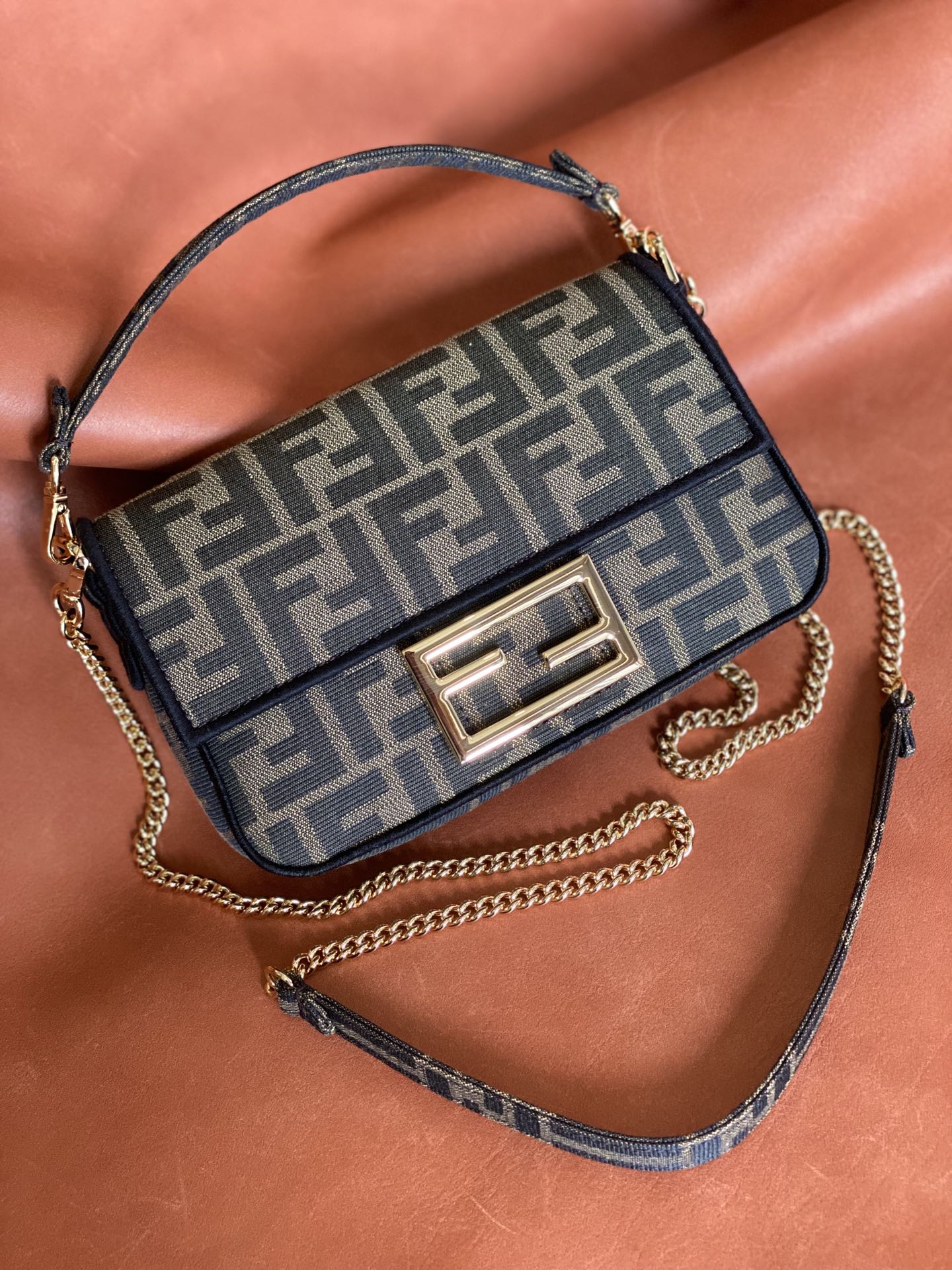[TOP] FENDI  Baguette Mini Canvas Bag