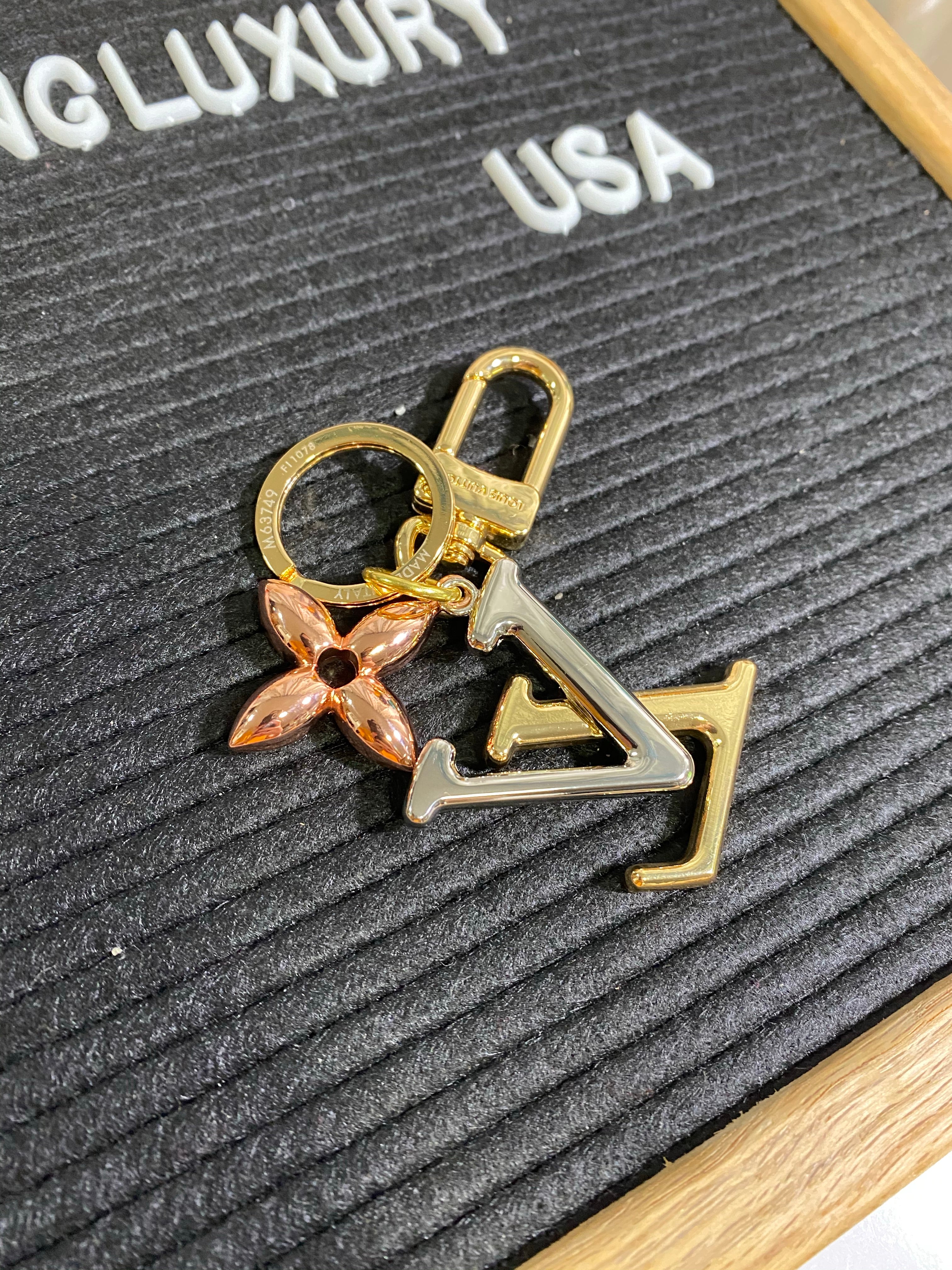 [TOP] Louis Vuitton LV LV New Wave Bag Charm Key Holder