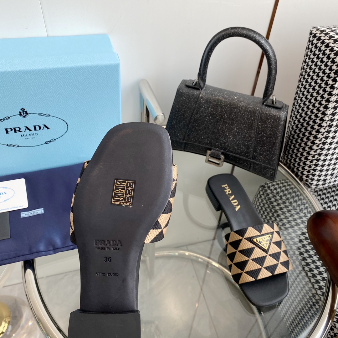 [TOP] PRADA Triangle Logo Flat Sandals