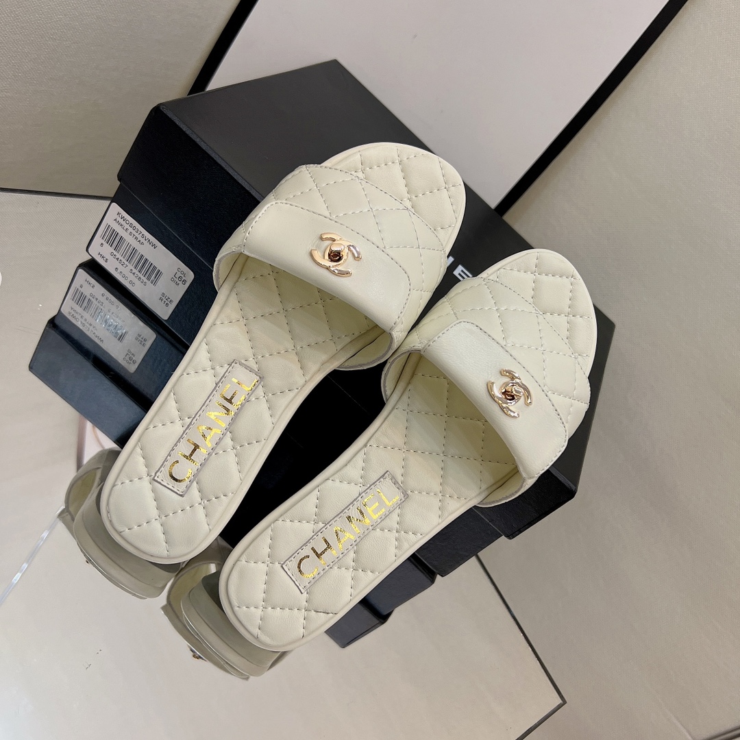 [TOP] CHANEL Sheepskin Lozenge Slippers - 4 Color