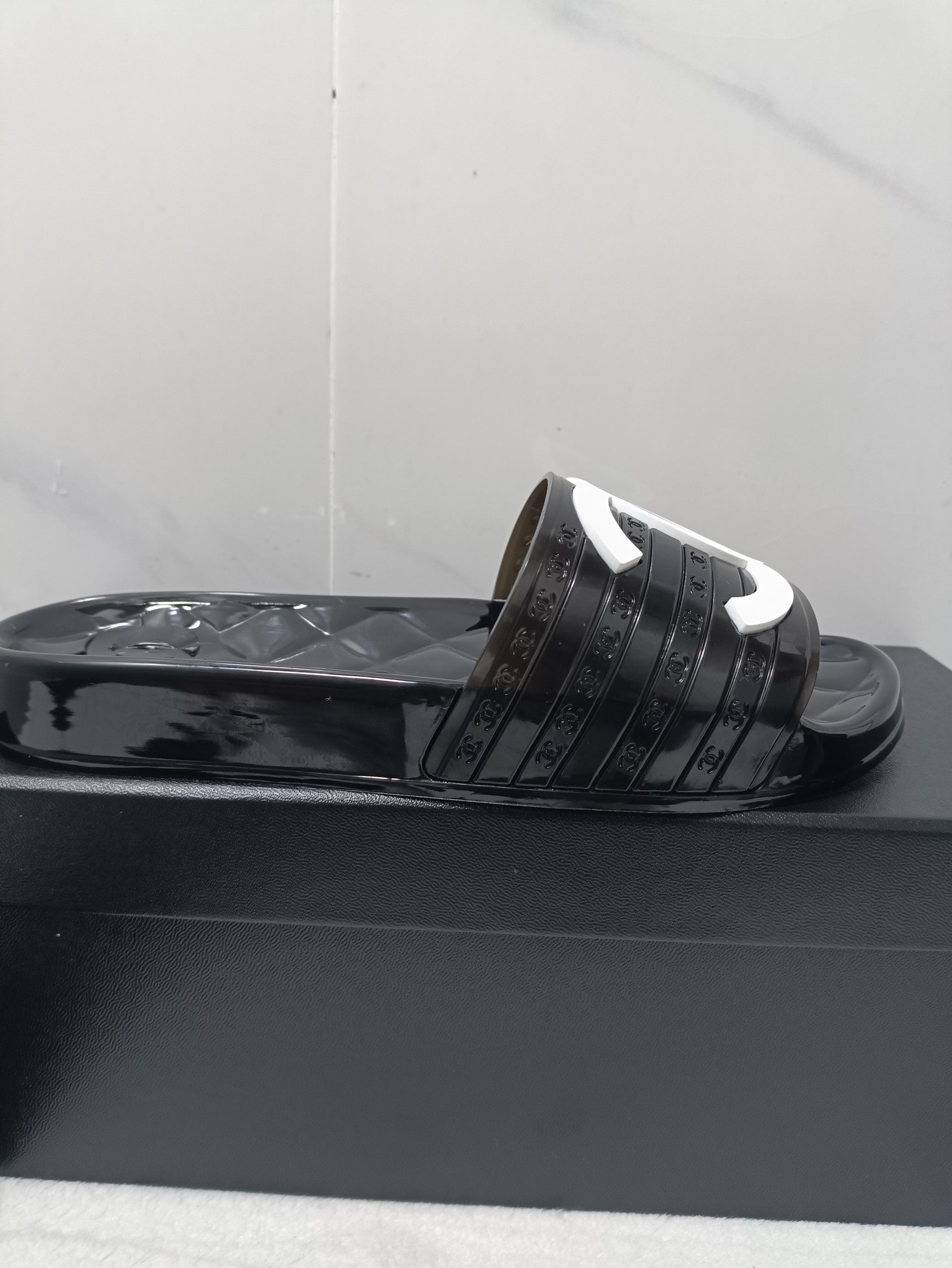 [TOP] CHANEL Jelly Clear Slides - Black w White Logo