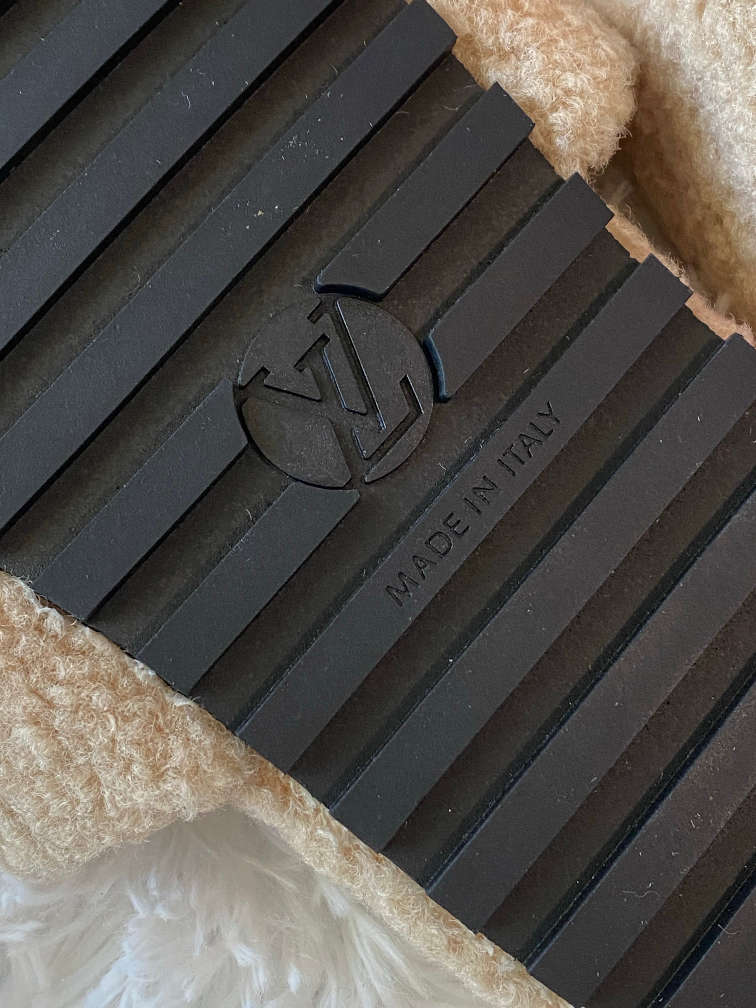 [TOP] Louis Vuitton LV £V Shearling Mules - Beige + Pink