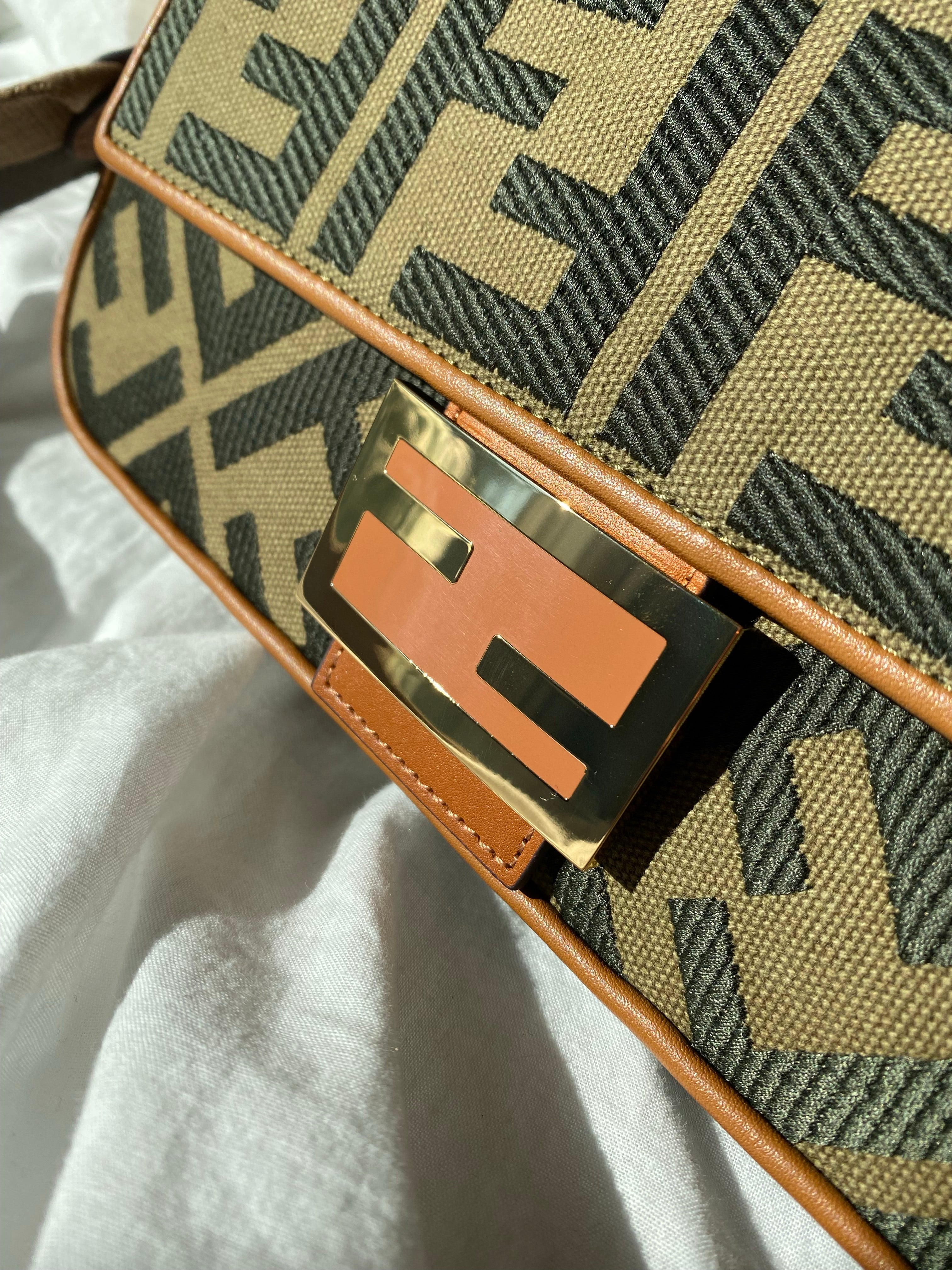 [TOP] FENDI Baguette Canvas Crossbody Bag - Brown