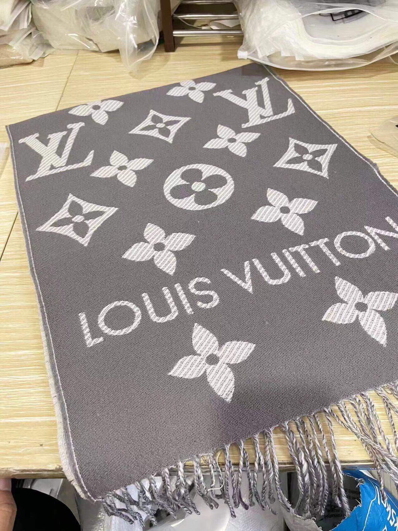 [TOP] Louis Vuitton LV Essential Scarf 186 x 34 cm - Four Colours