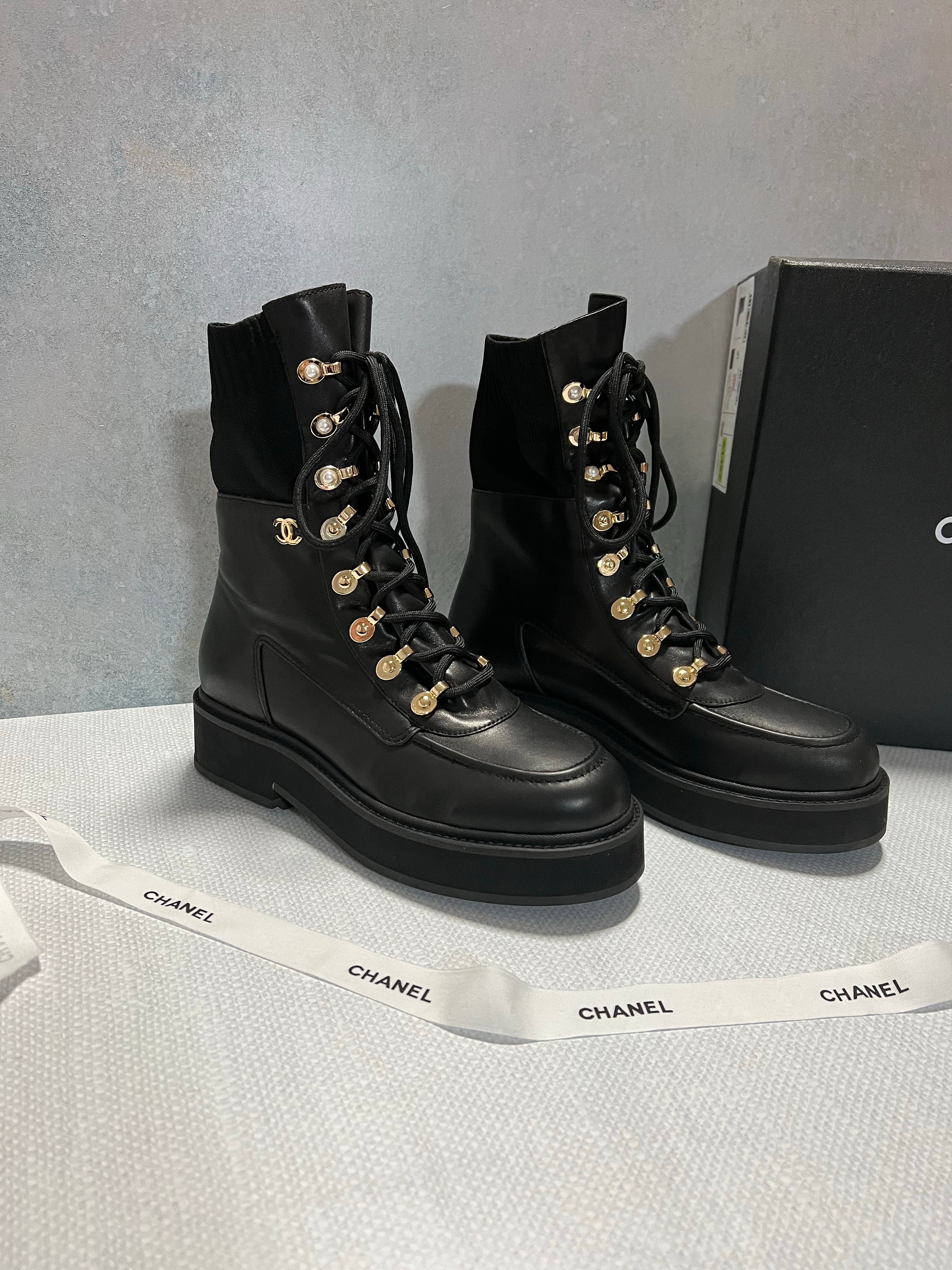 [TOP] CHANEL Icon Plain Toe Round Lace Up Casual Boots - Black